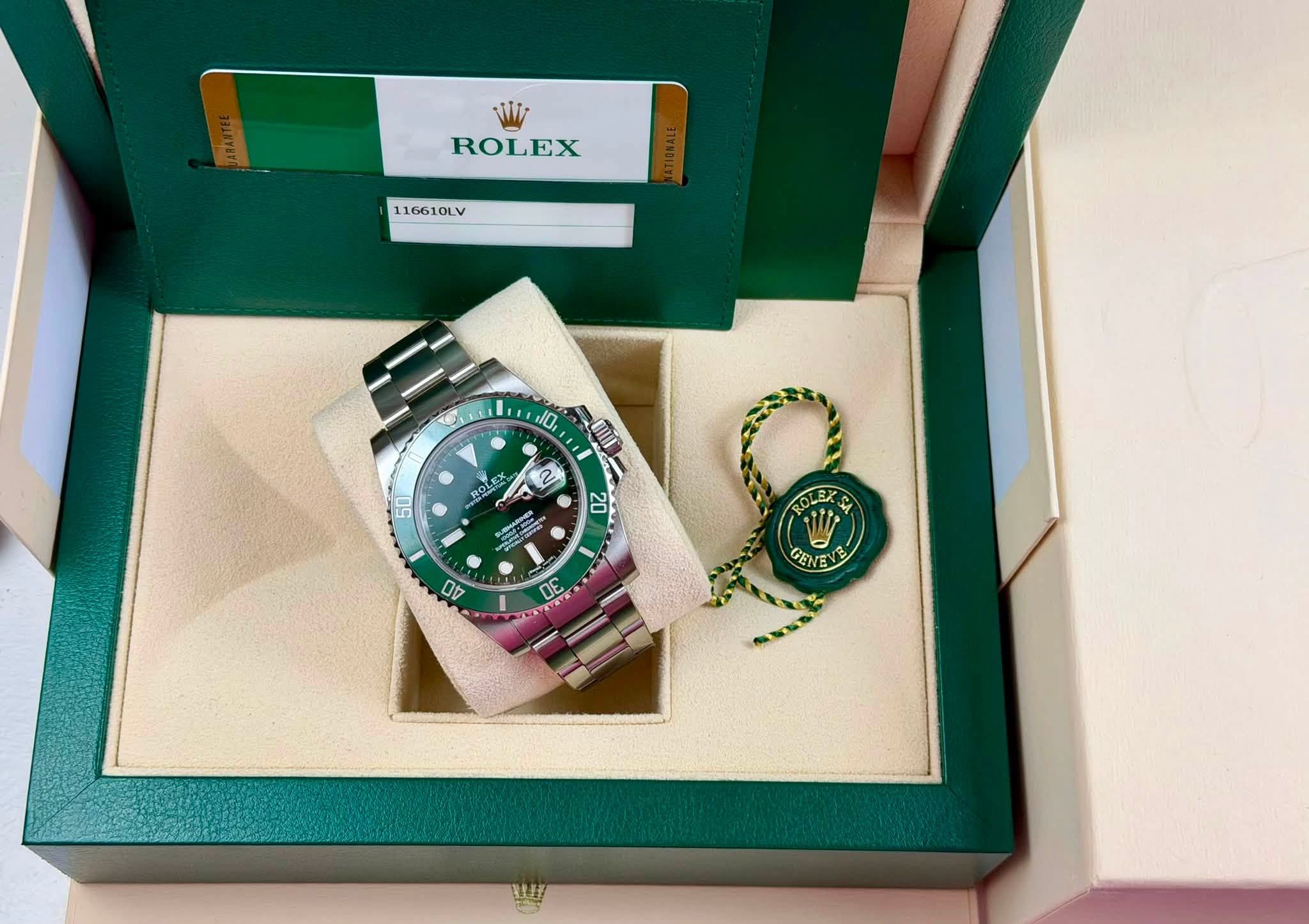 May be an image of wrist watch and text that says 'ROLEX 116610LV 9u ס, 1 ወበ 2 50 ROL 원으로 20 40 C E GEN'