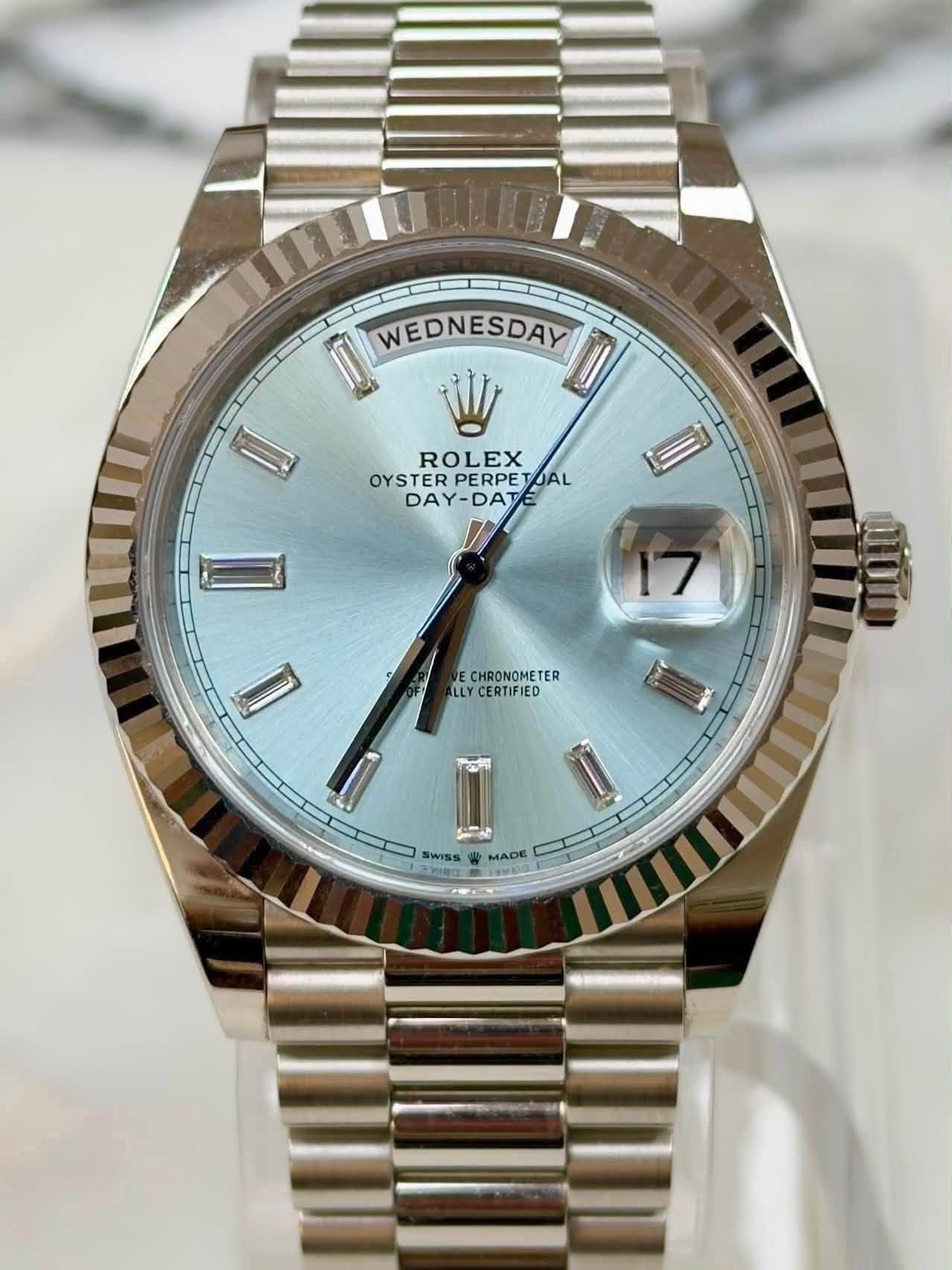 May be an image of wrist watch and text that says 'WEDNESDAY IJ ROLEX OYSTER PERPETUAL OYSTERPERPETUAL AL DAY-DAT DAY -DATE DAY-DA W CHRONOMETER CHRONOMETER TER LLY CERTIFIED Foe…
