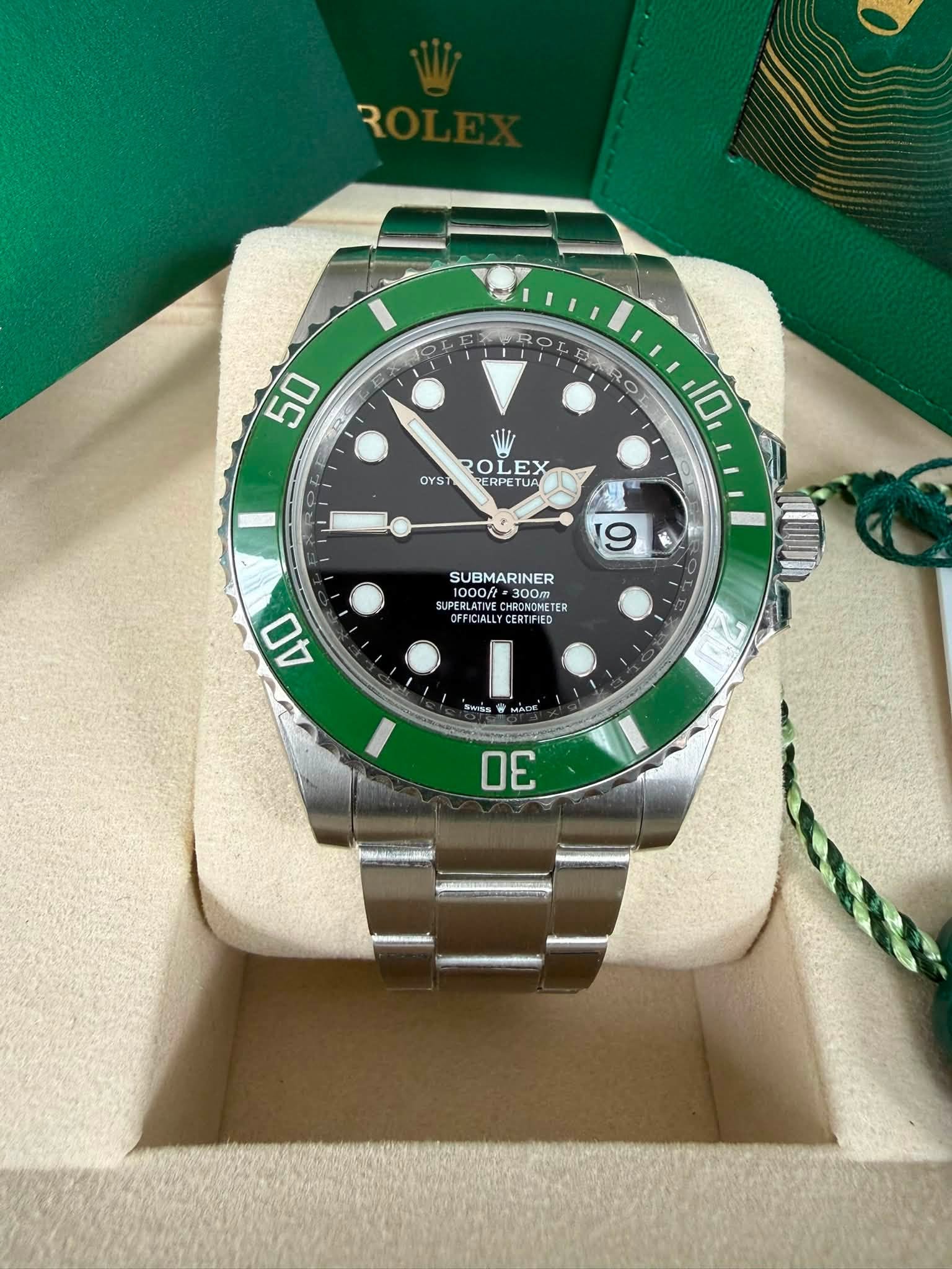 May be an image of wrist watch and text that says 'R E 50 ٥ 10 ROLEX YSROLEX EX OL OYS OYST ERPETUA ERF RPET ETUA TUA 9 木 SUBMARINER CURERLATO SUPERLAT UOSNANE 1000/ =300m 300m TER…