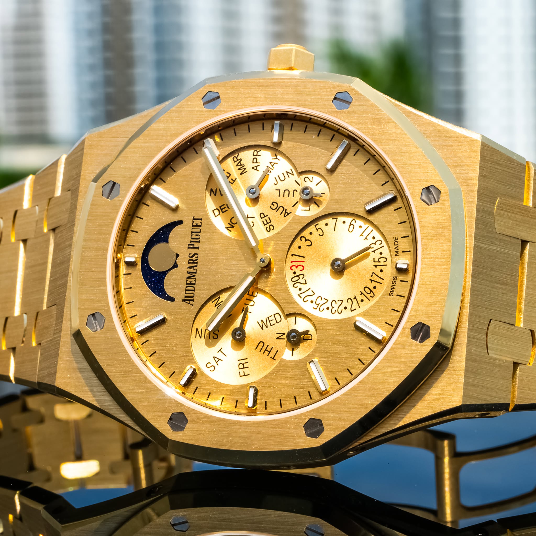 May be an image of wrist watch and text that says 'MAE รพ PPP APR AA ViR VAY JUN לחד พู SEP DE PIGUET AUDEMARS l' 5. 6 ٥ ٠ MADE SMSS ن WED SAT FRI กม1'