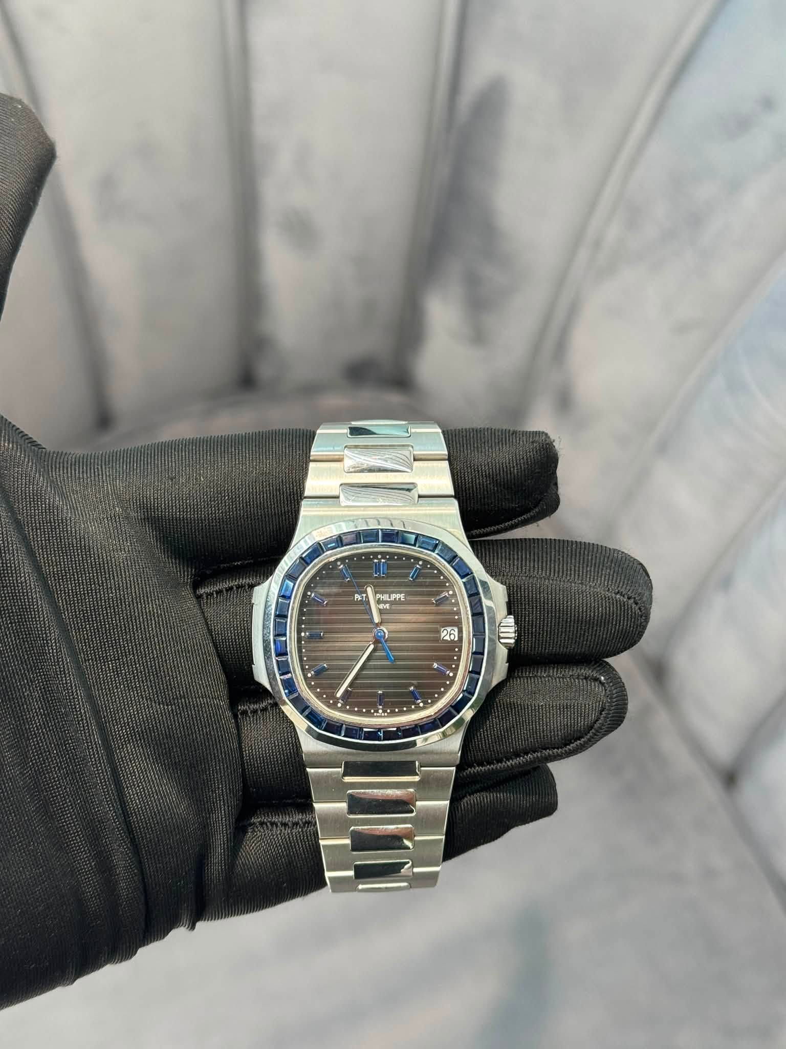May be an image of wrist watch and text that says 'T PHLIPPE (٣ 26 WI E M 3:'