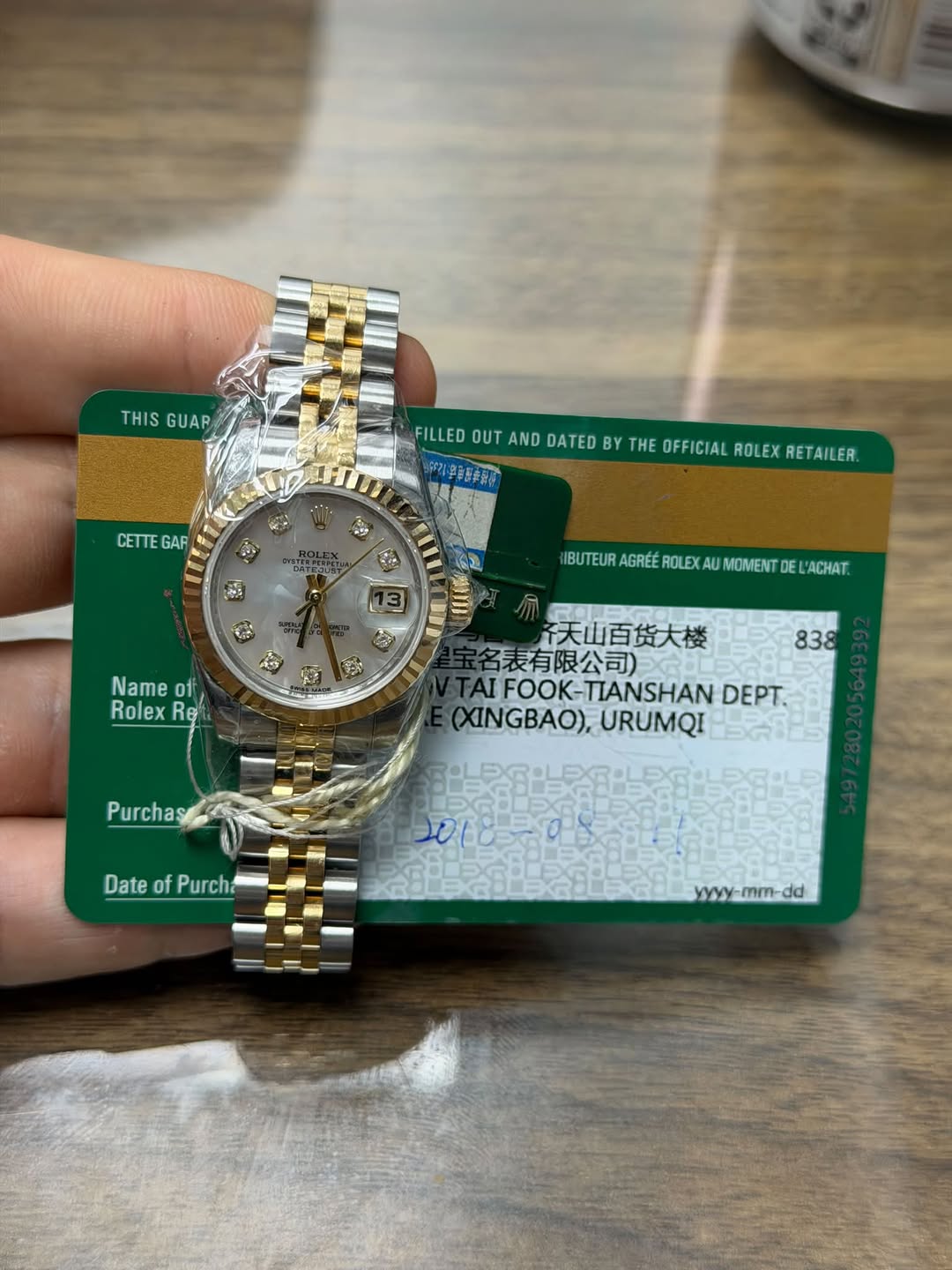 May be an image of wrist watch and text that says 'THIS GUAP CETTE GAR FILLED OUT AND DATED FILEDOTADAETEC BY THE OFFICIAL ROLEX RETAILER. nPΊH IBUTEURAGREER ROLEXA…