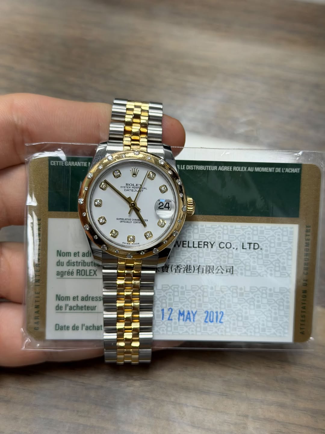 May be an image of wrist watch and text that says 'CETTEGARANTIE 著 BATEST YSTamPER .ROLEX 門究 一 DISTRIBUTEUR AGREE EROLEX BRLEDSTRILTEURAREL AU MOMENT DE 'ACHAT 1 ® 料 илτa زبه…