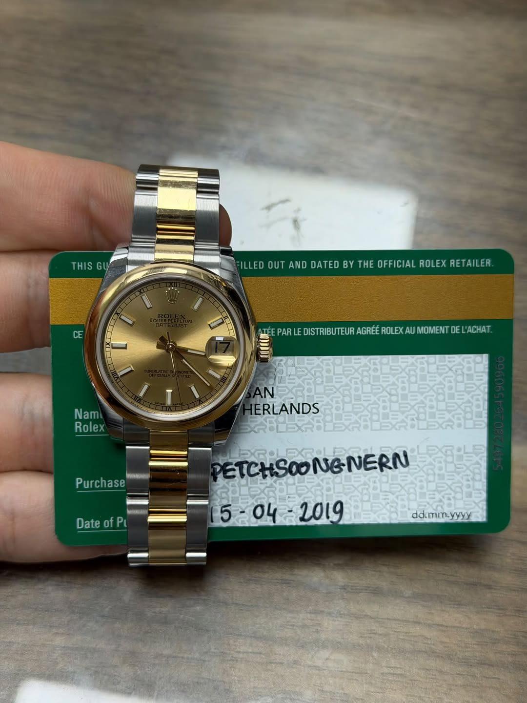 May be an image of wrist watch and text that says 'THISGU THIS GW ILLED IEOUTANDATEDBYTHEF OUT AND DATED BY THE OFFICIAL ROLEX RETAILER CE EFARIEOSTRBUTURAGFEEKAM ROLEX PAR…
