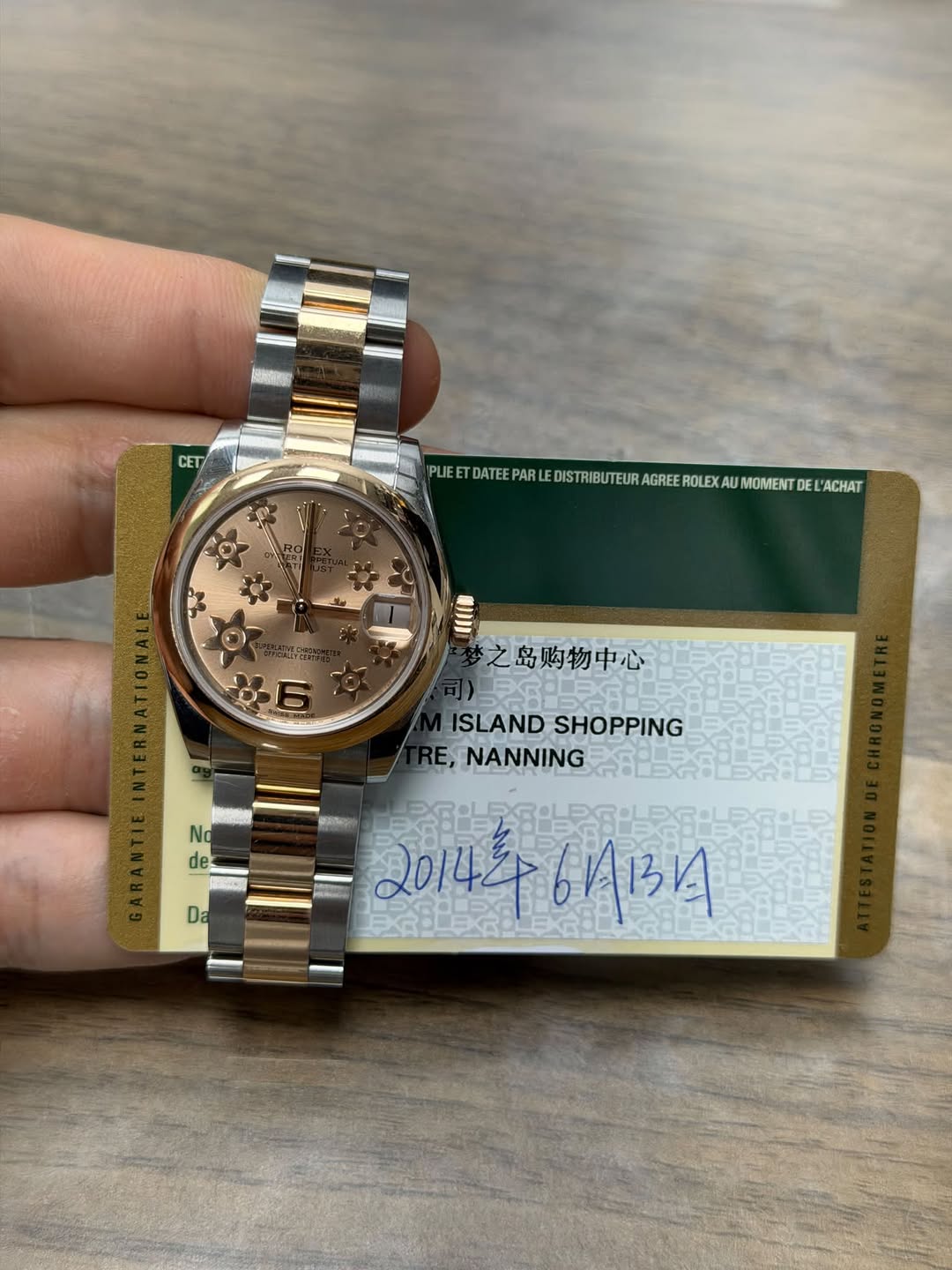 May be an image of wrist watch and text that says 'CET PUEET PETAEERITEATER DATEE ARL EDISTRIBL ISTRIBUTEUR UMOMEN DE ACHAT 岛购物中心 ISLAND ISLANDSHOPPING SHOPPING RE, NANNING ABIS No…
