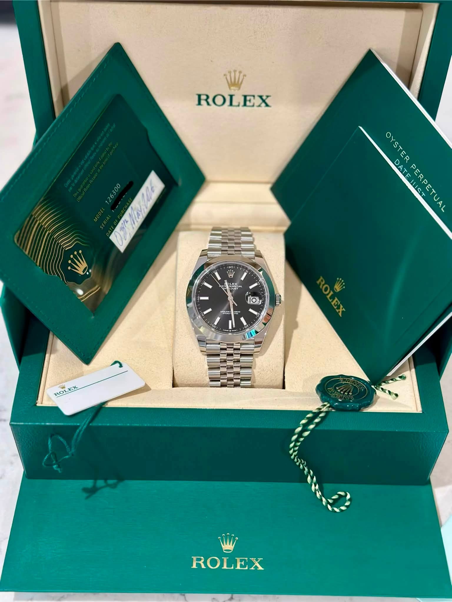 May be an image of wrist watch and text that says 'W ROLEX MOA0E や OYSTER ER DAT OYSTERPERPETUAL PERPETUAL PERPETUAL ATEIUS ك 0 金 0 ROLEX ROLEX ROLEX'