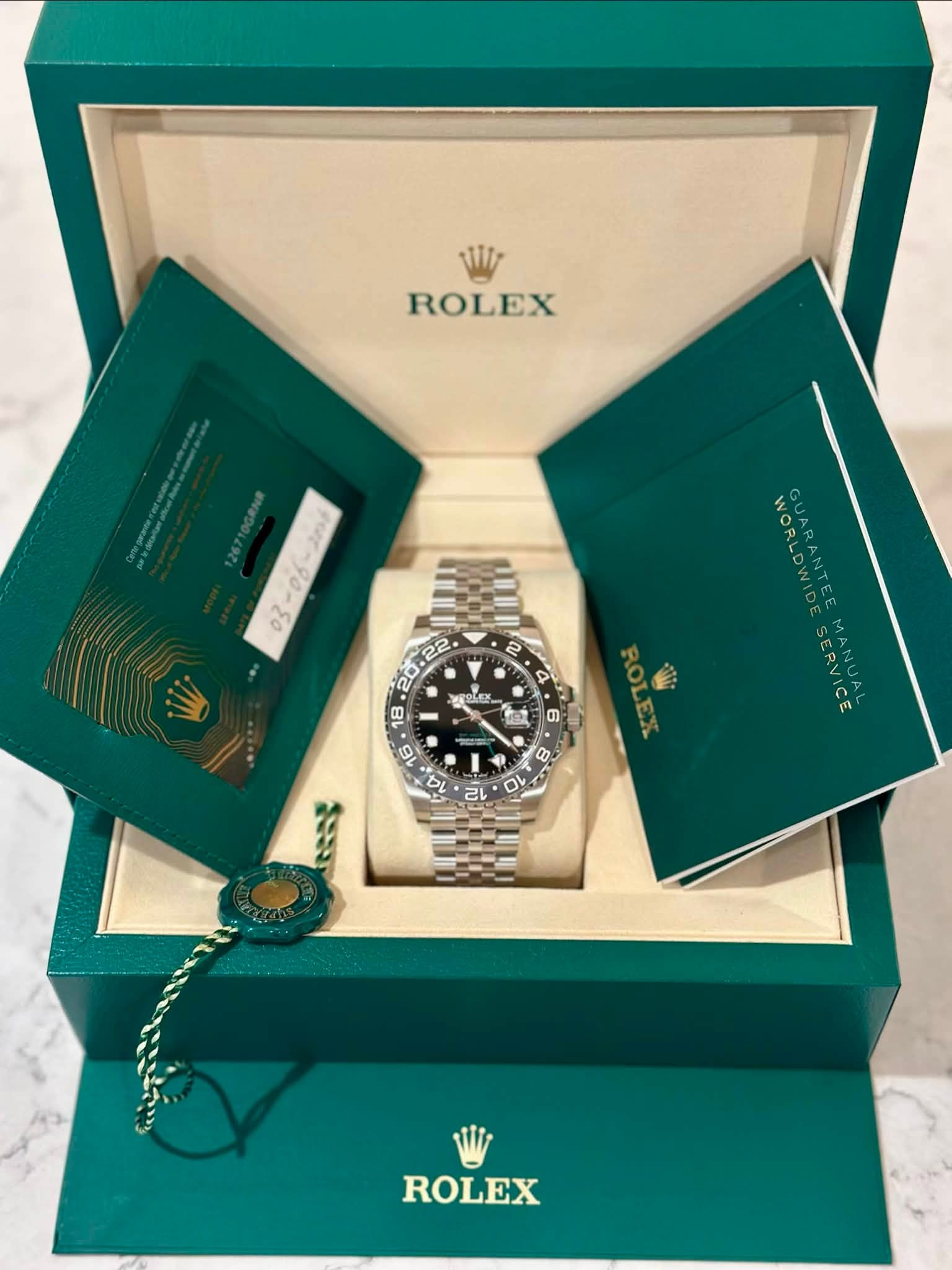 May be an image of wrist watch and text that says 'ROLEX - WORLDWIDE GUARANTES SERVICE MANUAL .20.25 থথছ 18 2 rol H . 디 1 בבל 0 ROLEX スーンル ROLEX'