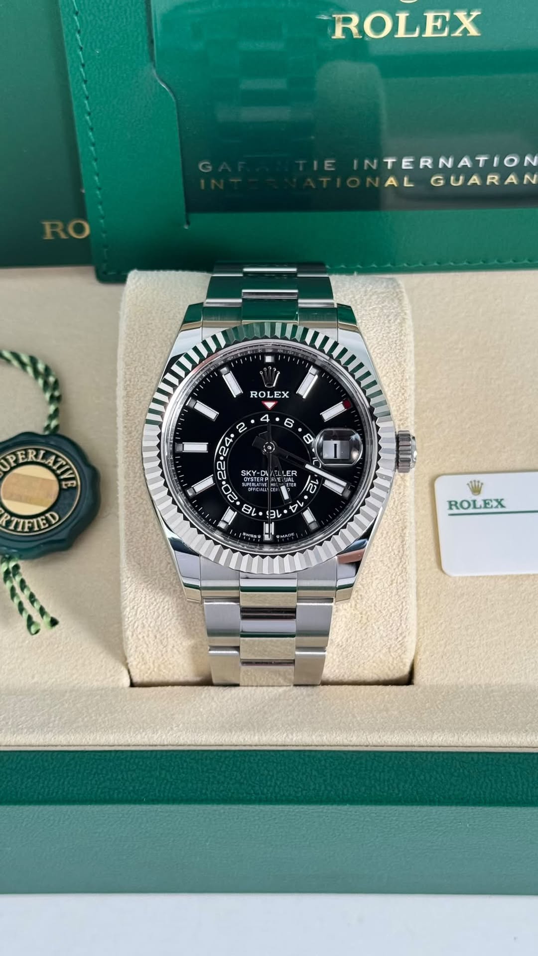 May be an image of wrist watch and text that says 'ROLEX EINTERNATION AL GUARAN ROLEX ROL EX 4 2 24 6 S PERLATIE PTIFIED தன் លៃ 8 3 3 د و a L ROLEX'