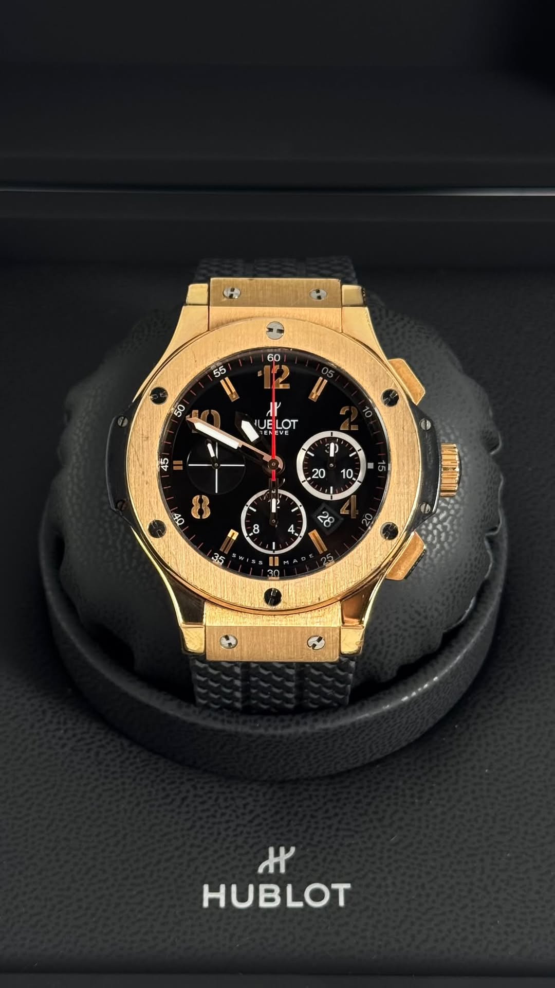 May be an image of wrist watch and text that says ' UELOT UE LOT 45 3 p I ዶ 8 ク دن 44 35 II +۳'