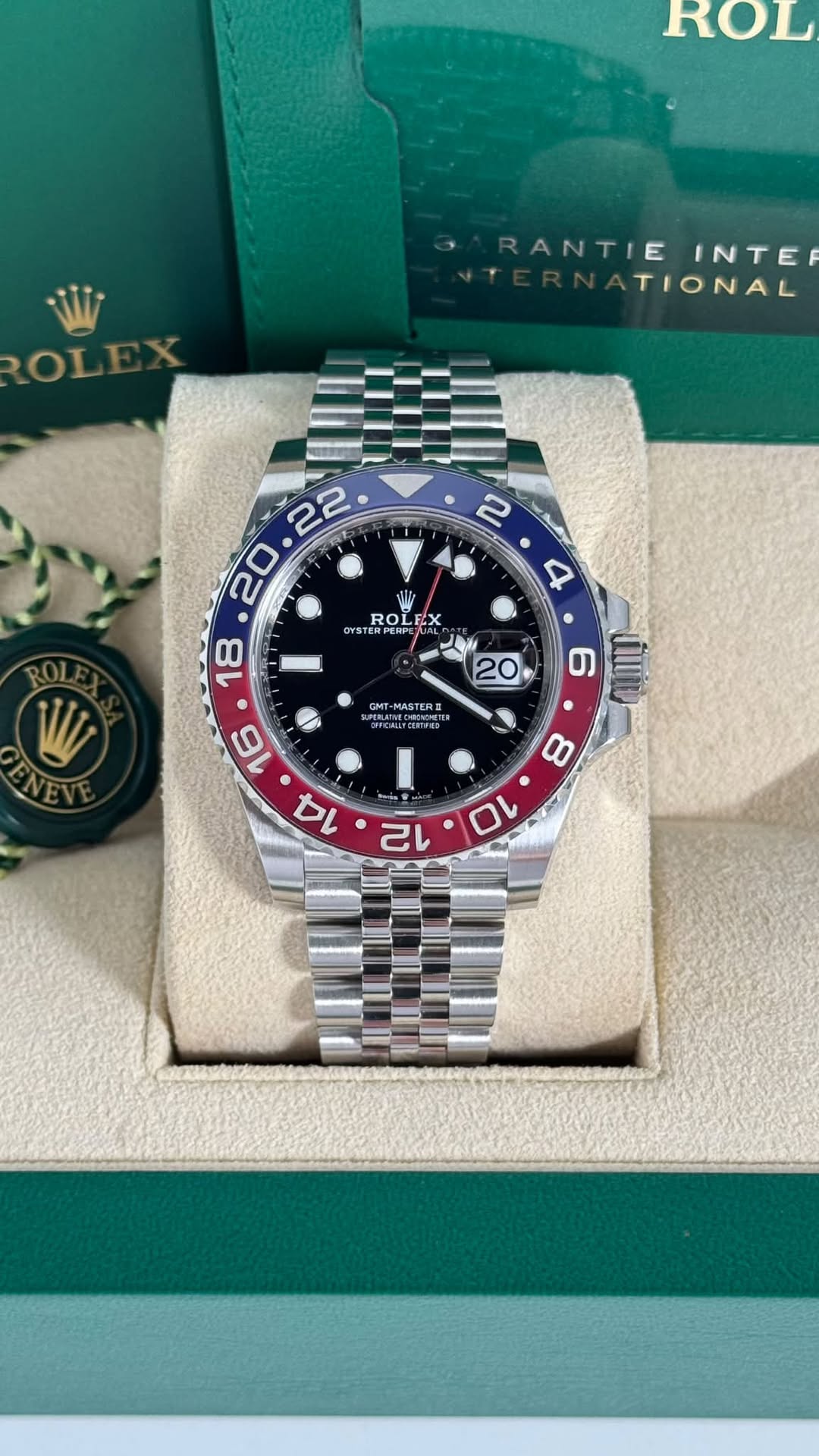 May be an image of wrist watch and text that says 'ROL ROLE ARANTIE ANTIEINTE INTE TIONAL W ROL PERP PERPS R ROL OYSTE TSTERPIRP 4 NT-MASTERE رشيش 8 10 3 ስያ 12'