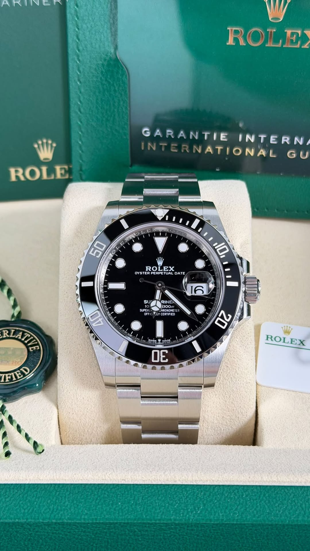 May be an image of wrist watch and text that says 'ARINEN ROLEX ROLE GARANTIE GARANTIEINTERN INTERN NATIONAL GU 50 RO OL OLEX LE EY EX OYST OYSTER RPERPS RPETUM ADAT ATE 10 SU…