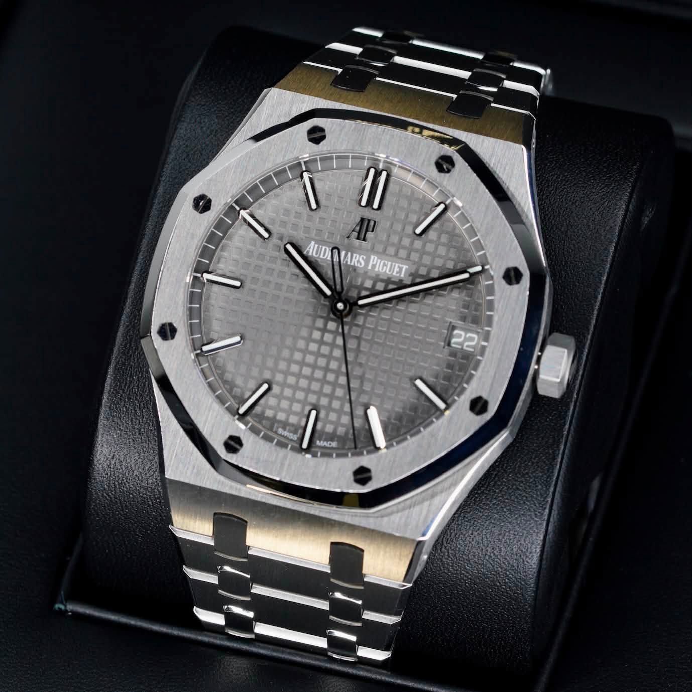 May be an image of wrist watch and text that says 'AUDI AUDIMARS ARS PIGUET 22 22 SWISS MADE nO'