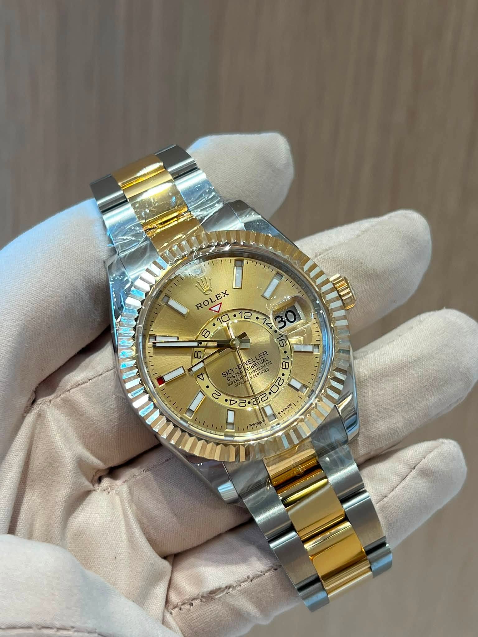 May be an image of wrist watch and text that says '11'T 41121 R ROLEX EX E'