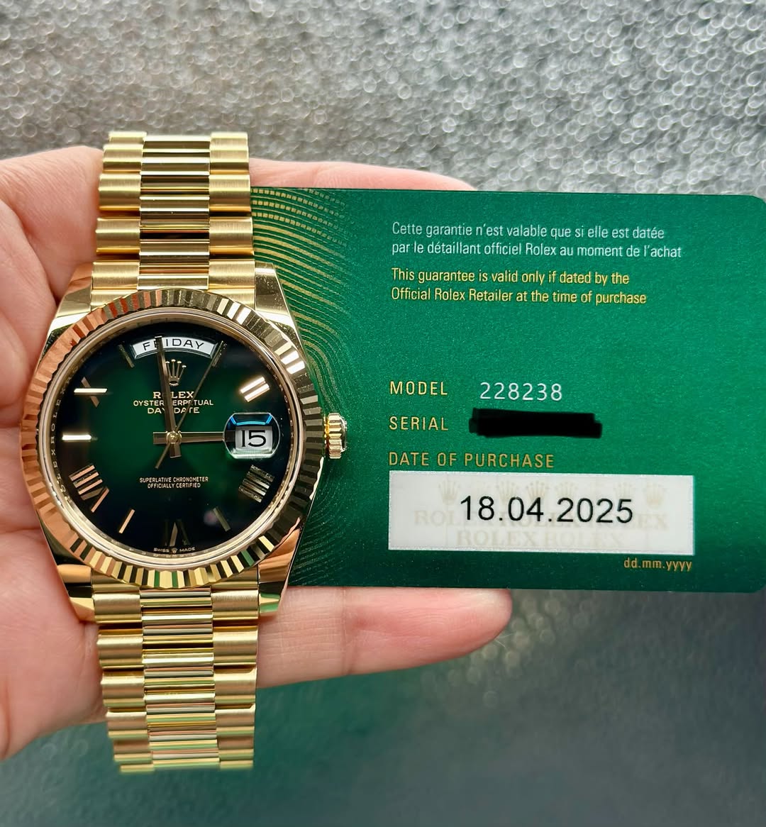 May be an image of wrist watch and text that says 'Cette garantie 'est valable que eil elle llee est datée par detaillant ant officiel Rolex น.ท moment achat This Thisguarantee…