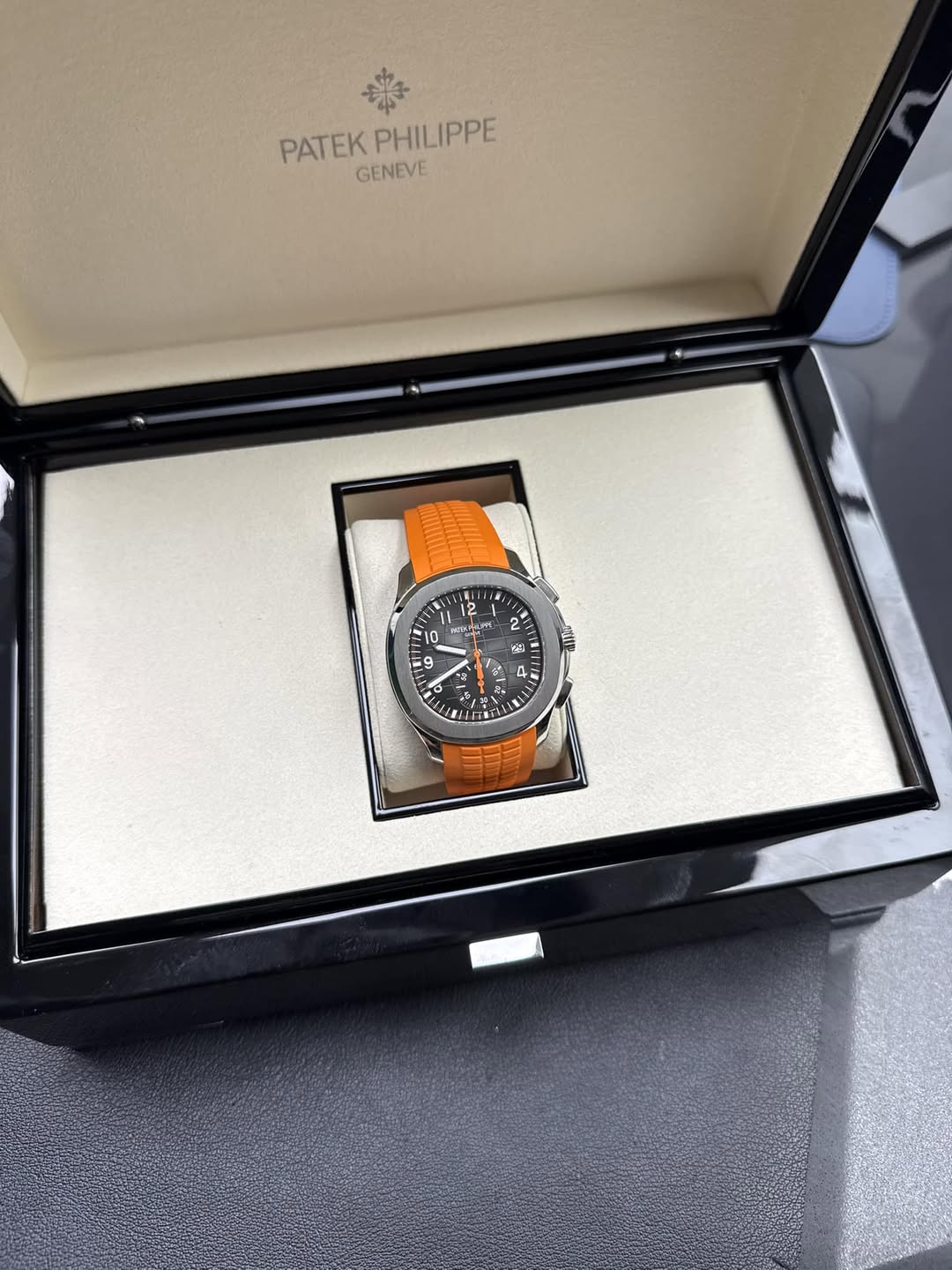 May be an image of wrist watch and text that says '迎 米 PATEKPHILIPPE PATEK PHILIPPE GENEVE I 12 10 10 NON අන්නත E 9 る 0 4 飲 - - f f 2 1 2L'