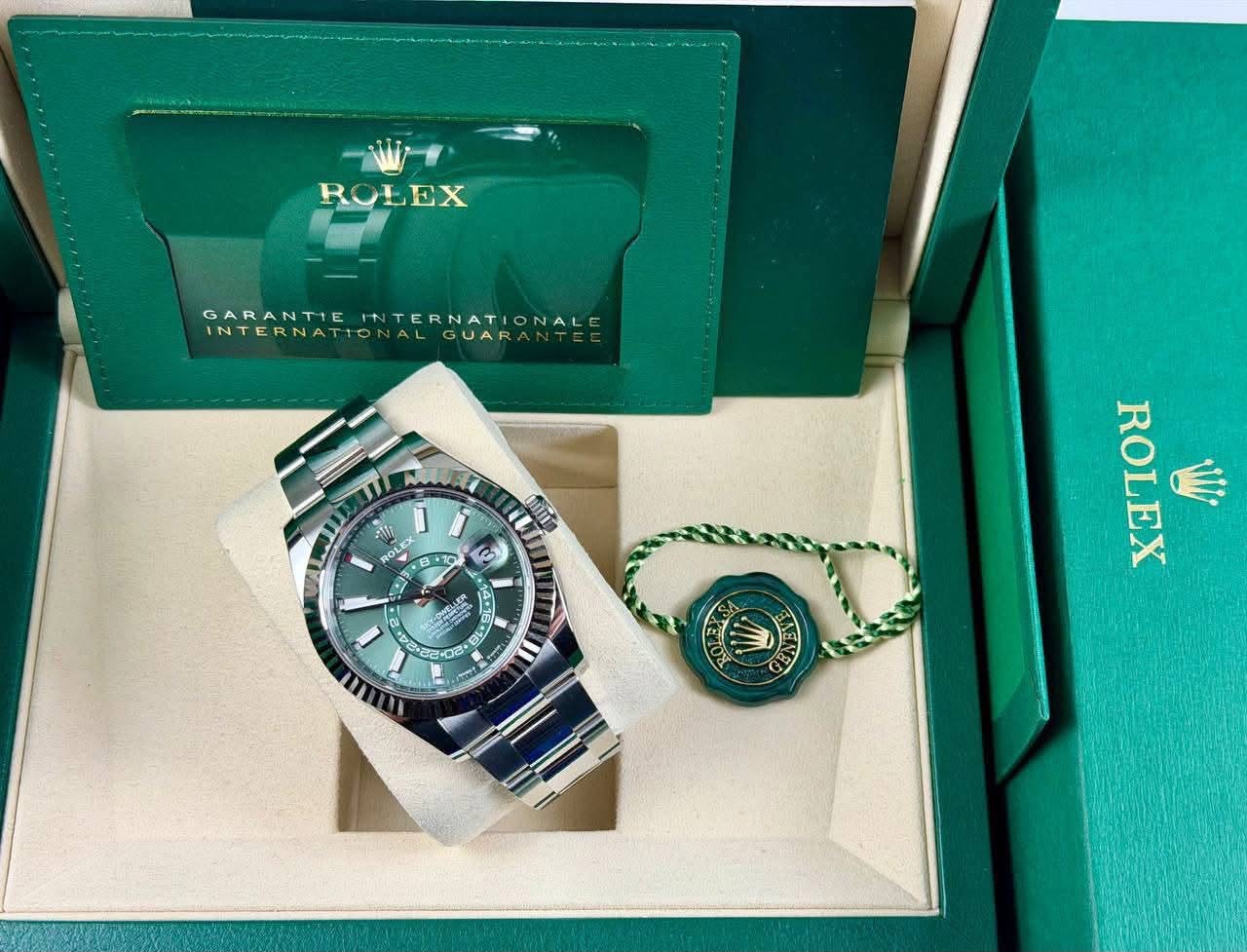 May be an image of wrist watch and text that says 'ROLEX LEX GARANTIEINTERNATIONALE TERNATIONALC TERNATIC GARANTIE INTERNATTO INTERNATTONALGUARANTEE INTE LGUARA 1 لل ন AUIEA ROM…