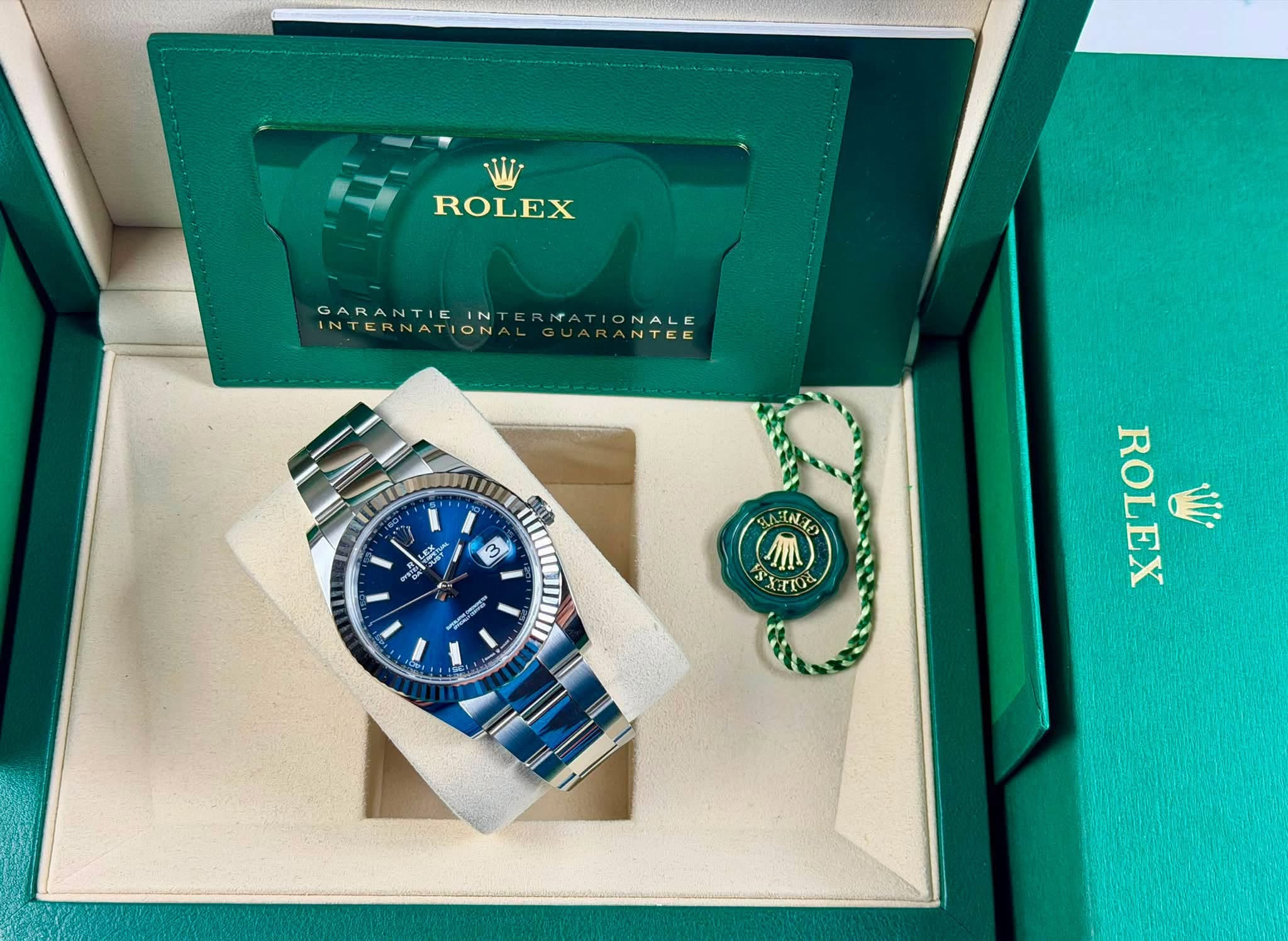 May be an image of wrist watch and text that says 'Wy ROLEX GARANTIE GARANTIEINTERINATIONALE IN RNATIONALE INTERNATIONA ITERNATIONALGUARANTEE 1 کیسیء 3 SNIN 0 II Shrioa ROLEX…