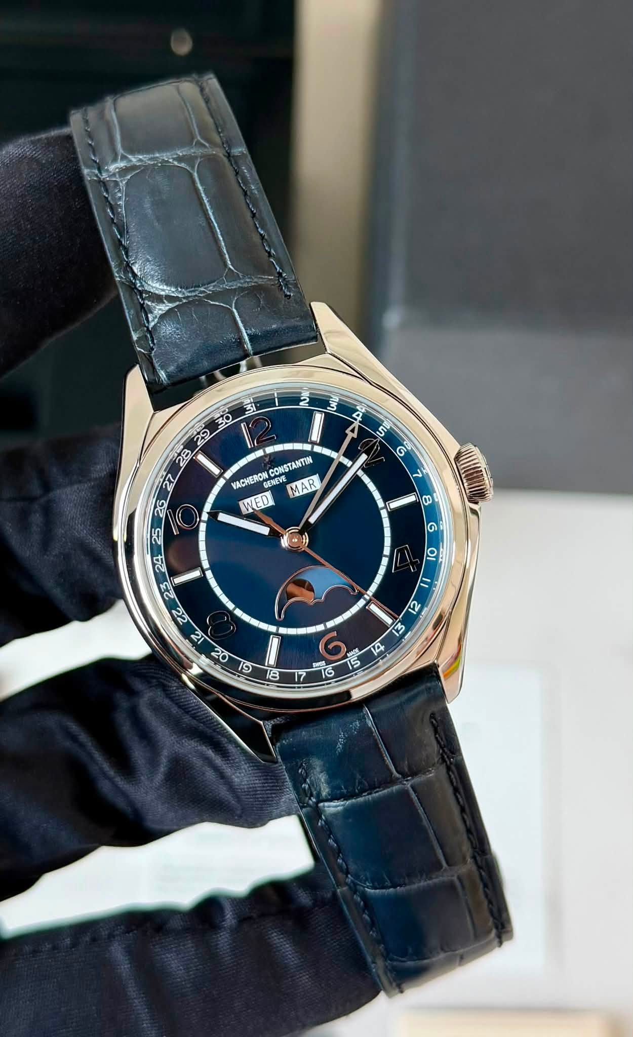 May be an image of wrist watch and text that says 'န S G CONSTANTIN VACHERON MAR WED 花 M 20 জ 9 5 O 11 ਦੀ - L D 15 ഗ'