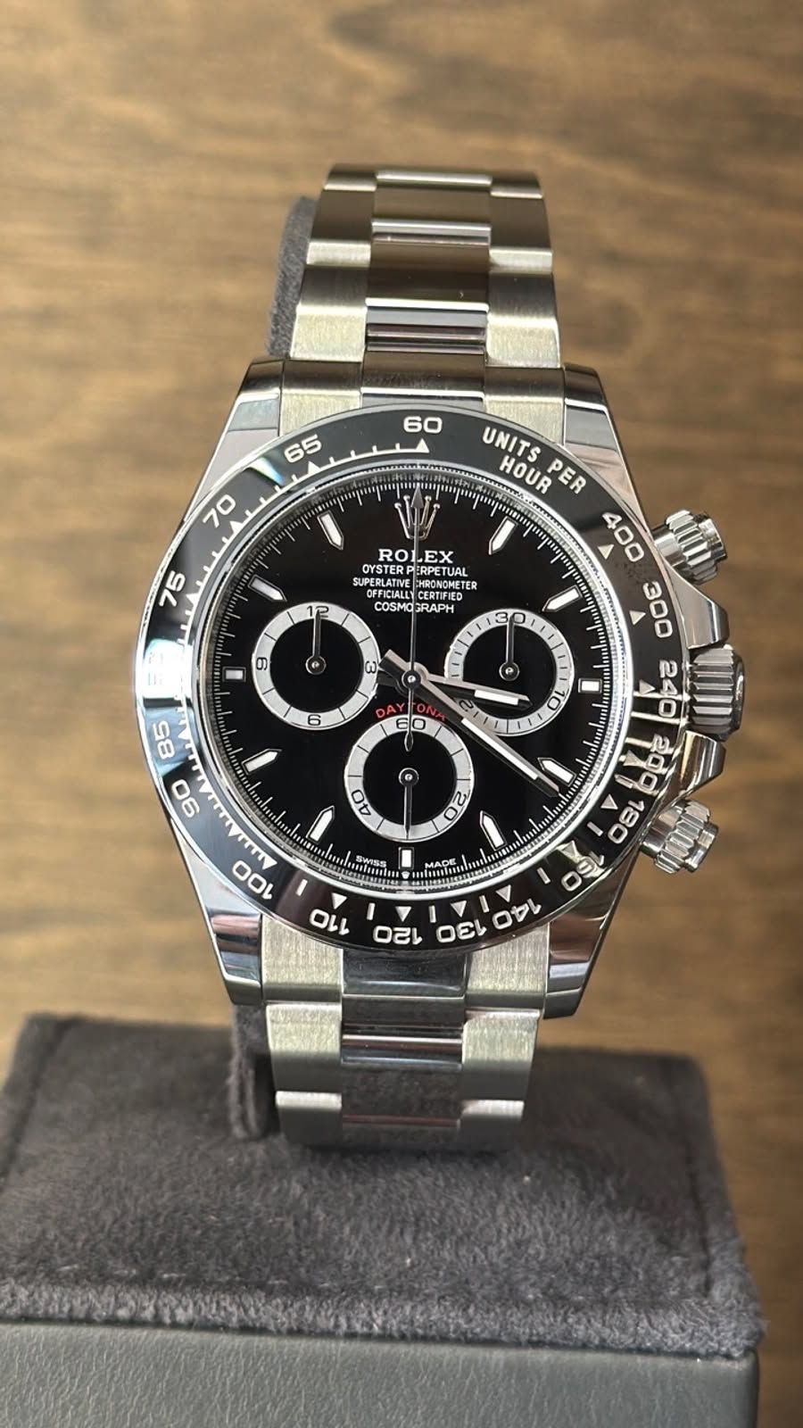 May be an image of wrist watch and text that says ' W ROLEX EX PAROSTA SUPER SUPERLATIV UDEBLATI OTSTERP RPETUAL MEPRONOMETI HEDNGMETER OMETER 12 UNITS HOUR PER ER CASMO COSMO…