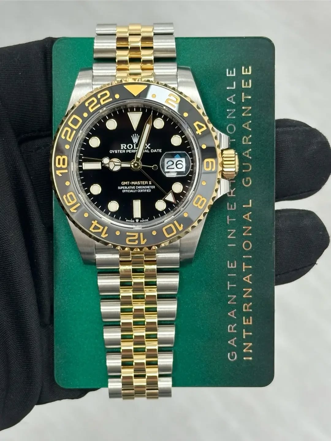 May be an image of wrist watch and text that says '22 20 ROL OYSTERPERP X DATE 18 26 LPERLATN GMT-MASTERE -MASTER CHRONONETEI OFFICIALLY อมายิน 16 14 MACE 4 12 2 4 ONALE LE…