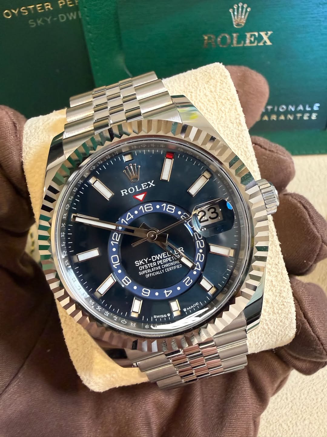 May be an image of wrist watch and text that says 'OLEX TIONALE ARANTEE O ነን M 海 7ا77 ROLEX E ጋፋ 耳 대 다 10 N လ SKY- DWEL PERPET PERPEL STERPERPE SUPERLATWE OYSTERD PERPET OYSTER…