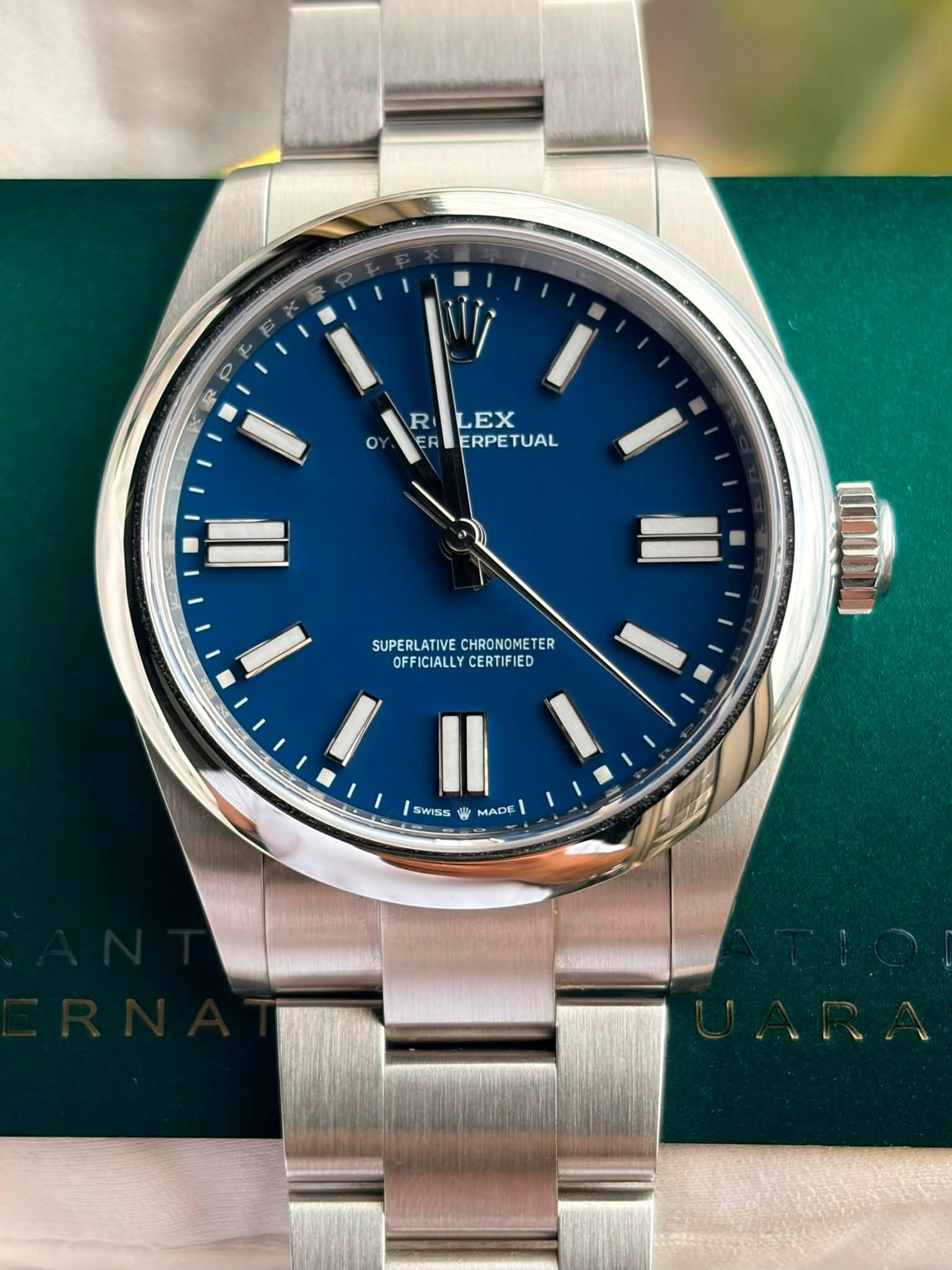 May be an image of wrist watch and text that says 'O I RILEX R LEX ERLERPETUAL ER ERPE ERPETUAL TUAL I SUPERLATIVE CHRONOMETER SUPERLATIVECHRONOMETER ER OFFICIALLY…
