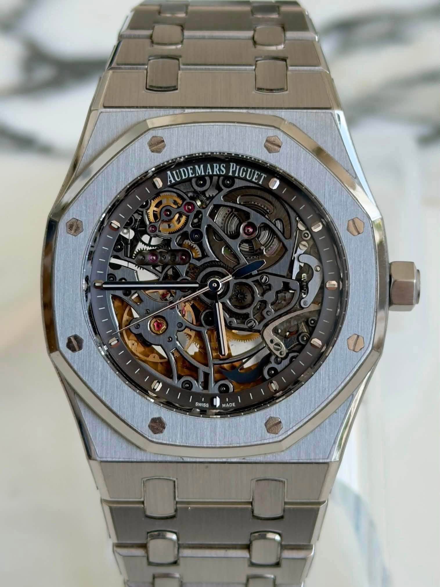 May be an image of wrist watch and text that says 'D AUDEMARS AUDENARSFIGUET AUDEMARSPIC PIGUET 9 معائیي e I'