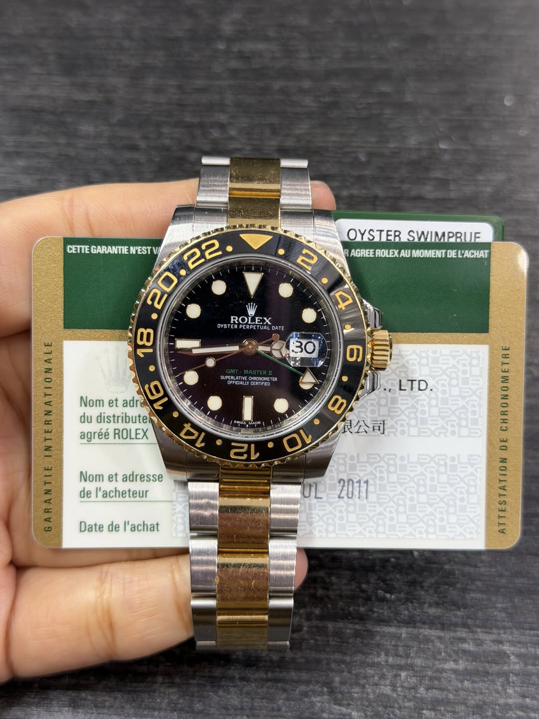 May be an image of wrist watch and text that says '月品上限場家 CETTE GARANTIE CETTEGARANTIEN'ESTV 'EST 22 20 18 OYSTER OYSTERSWIMPRIUE SWIMPRUE AGREE ROLEX NT AGEEROLEXAUMOMENTDEL'ACHAT…