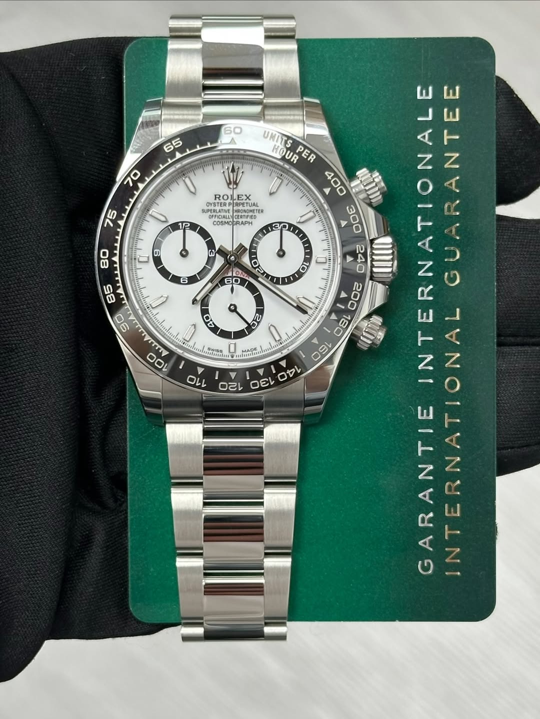 May be an image of wrist watch and text that says ' ROLEX OYSTERP ERPERPETUAL MACUI ooлeH CERTIFIED P 13 9 G 6 LOR UNIT HOUR UNITSPER PER INTERNATIONALE TERGUARANTEL ONALGUARANTEE…