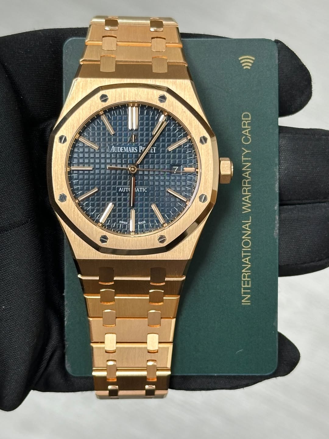 May be an image of wrist watch and text that says 'MAUDEMARS MAUDEMARSPET Pr ET AUT AUTOLATIC LATIC Stirs Ws SE CARD WARRANTY INTERNATIONAL'