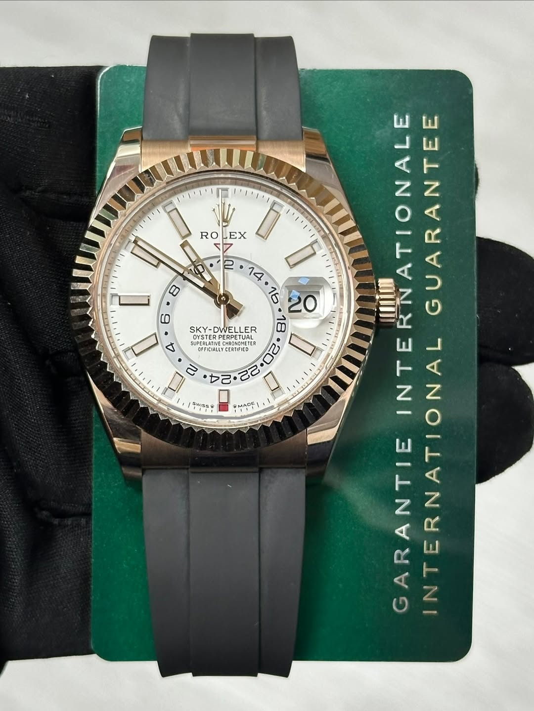 May be an image of wrist watch and text that says '1'1 ١ا 1' RO ROLEX EX B 4 等mち茶。 14 16 20 mim VATIONALE RN IONALGUARANTEE RANTEE GUARANTEE SKY- SKY-DWELLER 18 OYSTER OYSTER…