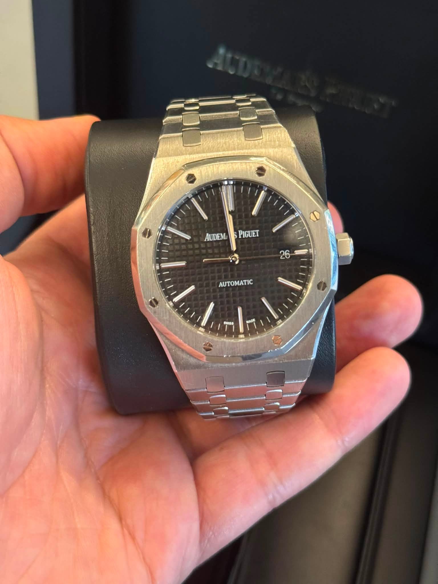 May be an image of wrist watch and text that says 'AUDEM PIGUET O 26 AUTOMATIC ה 人'
