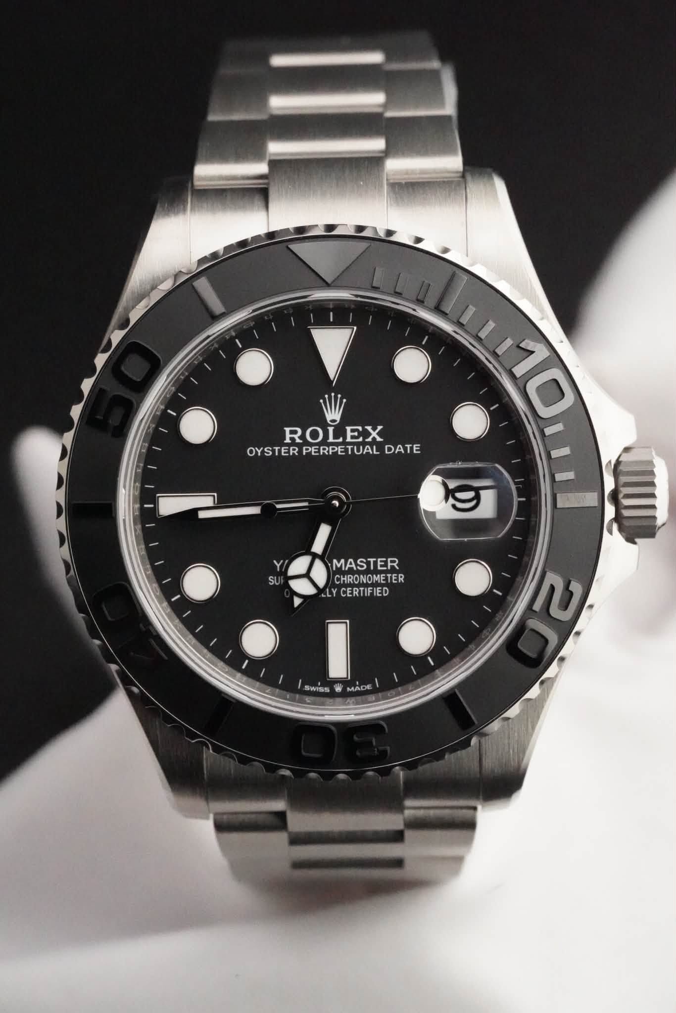 May be an image of wrist watch and text that says 'ROLEX OYSTER YSTERPERPETUAL PERPE TUAL DATE MASTER CHRONOMETER ER LY CERTIFIED I SWISS MADE / 20'