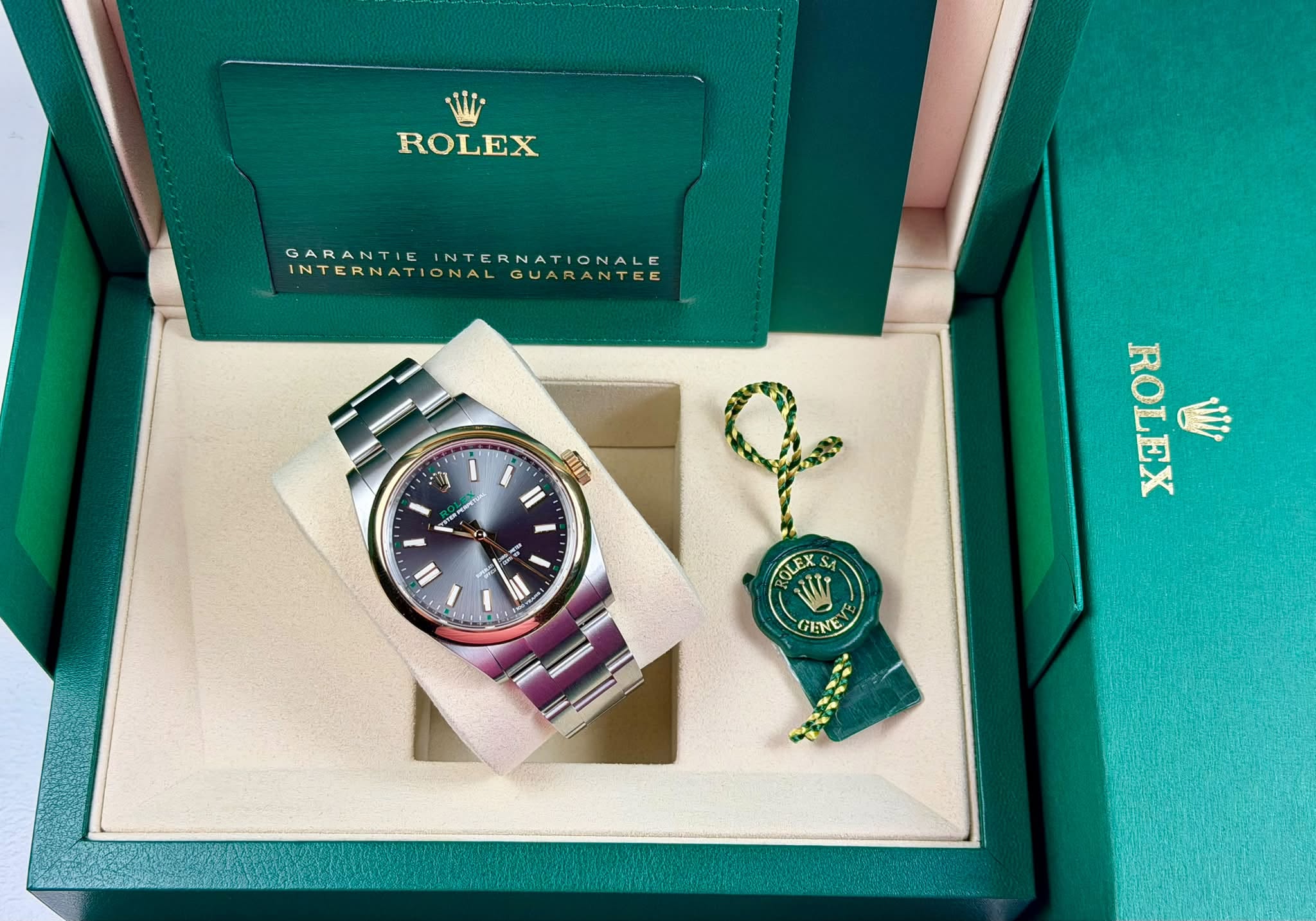 May be an image of wrist watch and text that says 'ROLEX GARANTIE GARANTIEINTERNATIONALE INTERNATIONALE INTERNATIONALGUARANTEE NTERNATIONAL GUARANTEE INTERNATI nIL yTa3 M I II…