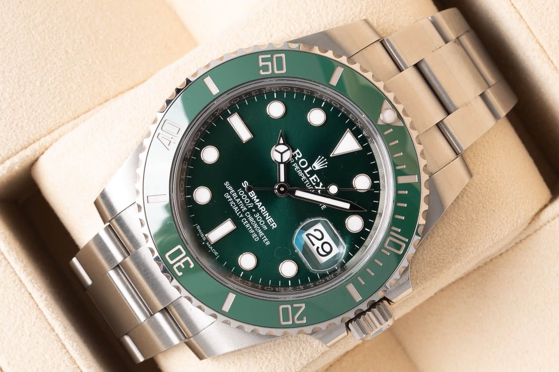 May be an image of wrist watch and text that says '50 AO 7 ROL W PERPET EY 2L OFFICIALL OFFICIALLY SUPERLATIVEC OFFLATOR PLATIVEC 000ft BMARINER HOOER •300m SUPER SUP S CERTNOME…