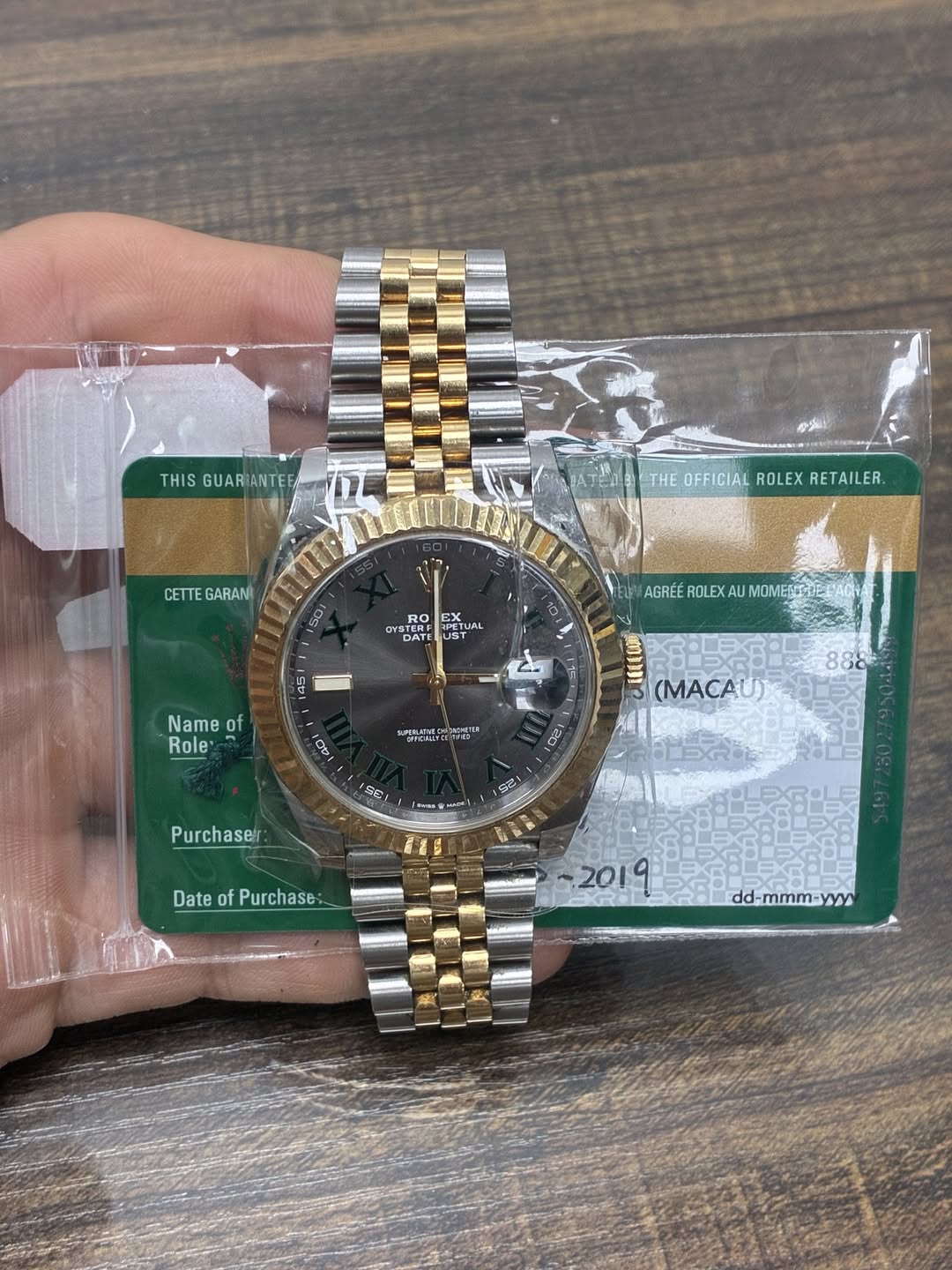 May be an image of wrist watch and text that says 'THIS THISGUARANTEE GUARANTEF CETTE CETTEGARANI GARANI THE THEOFFICIALROLEXRETAILER. OFFICIAL ROLEX RETAILER. هي STER RO O! ص…