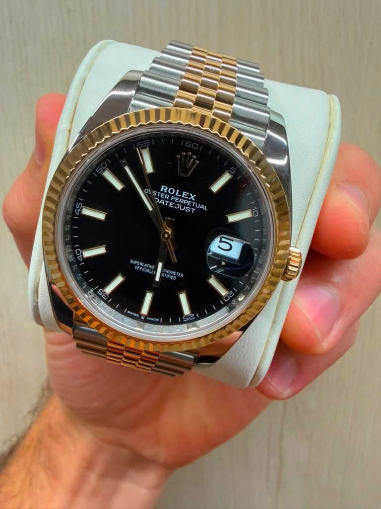 May be an image of wrist watch and text that says 'OY SBOLEX ROLEX PATEJUST PATEJUETUAL EJUS TUAL DAT I 10 0 40 SUPERLATIVE OFFICM OFFICIALL 5 FEDE D C A5 C หร ン'