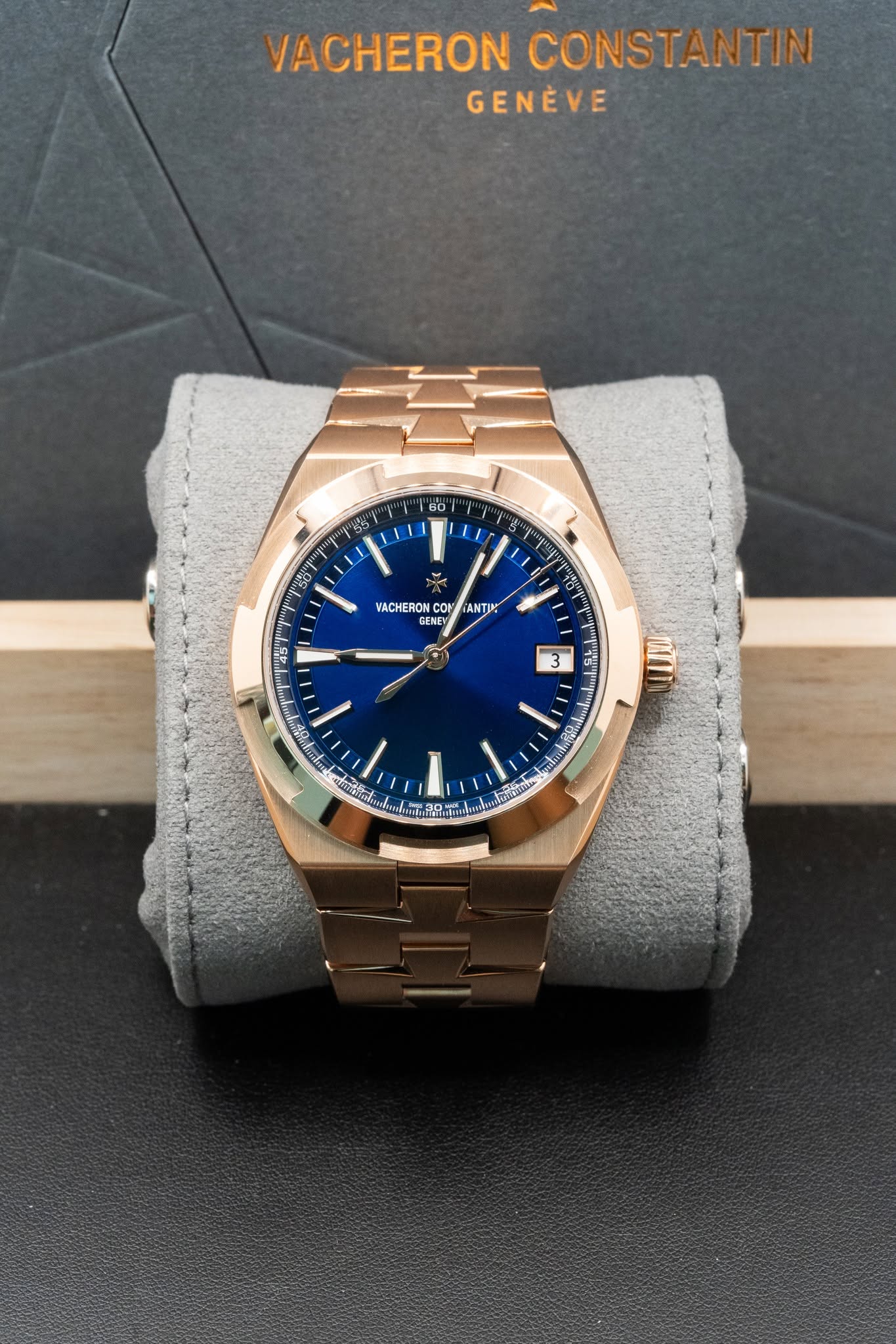 May be an image of wrist watch and text that says 'VACHERON CONSTANTIN GENEVE 60 AS 30 حر VACHERON CO ON ¡ANTI GENEY GERE 3 I 1 OЛHa L a R סה AI'