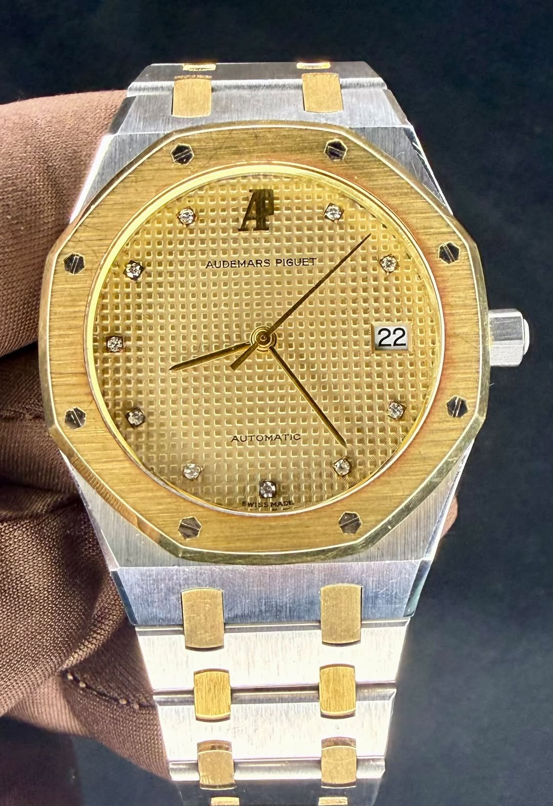 May be an image of wrist watch and text that says 'AUDEMARS LAUDEMARSPIGUET PIGUET 22 合'
