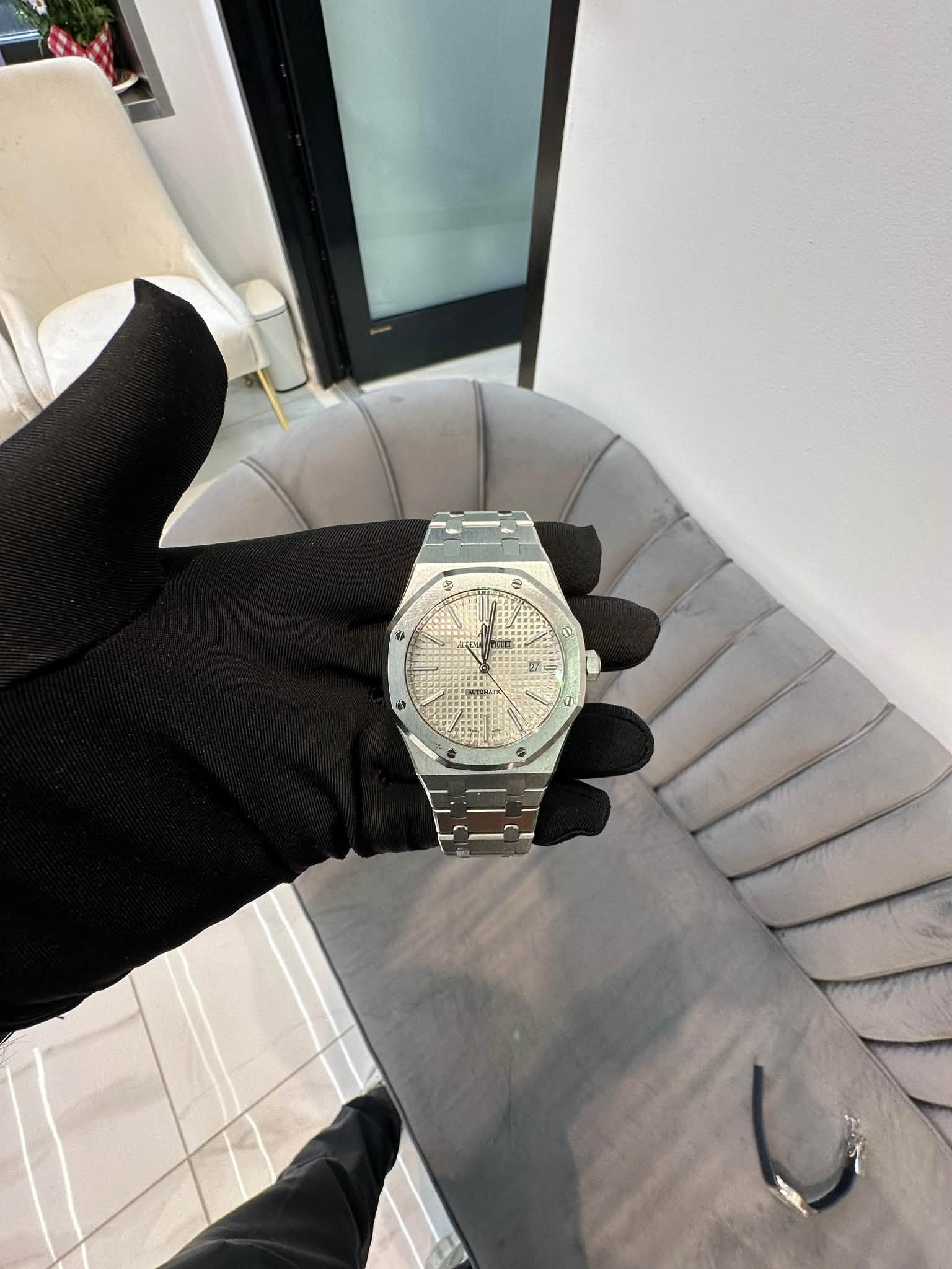 May be an image of wrist watch and text that says '# e 0 ه 平 6 ラ'
