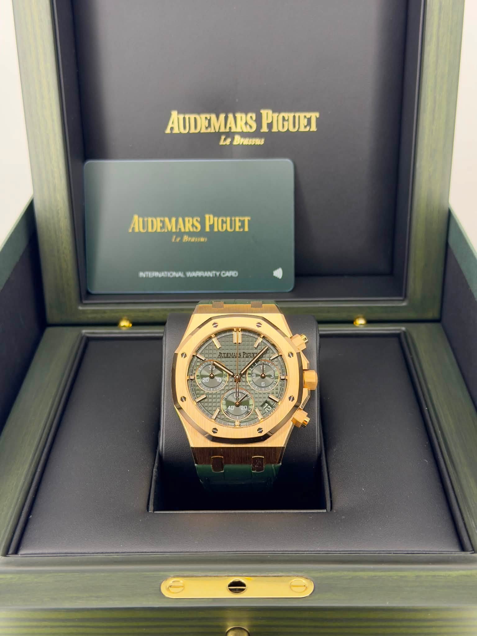 May be an image of wrist watch and text that says 'AUDEMARS PIGUET LeDras Le Brsuras AUDEMARS PIGUET te Brasiki ITURNATIONA WARPANTY CARO SUREMAL'