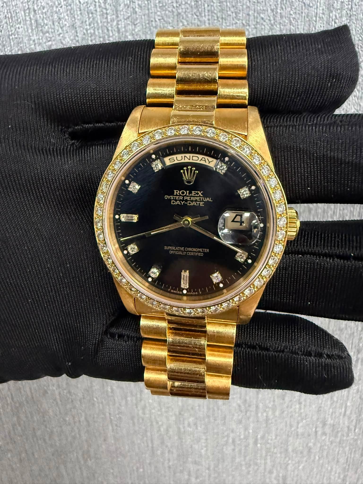 May be an image of wrist watch and text that says '樂 SUNDAY M スル 23 AL ROLEX DAY AY-DATE DATE 家 e'
