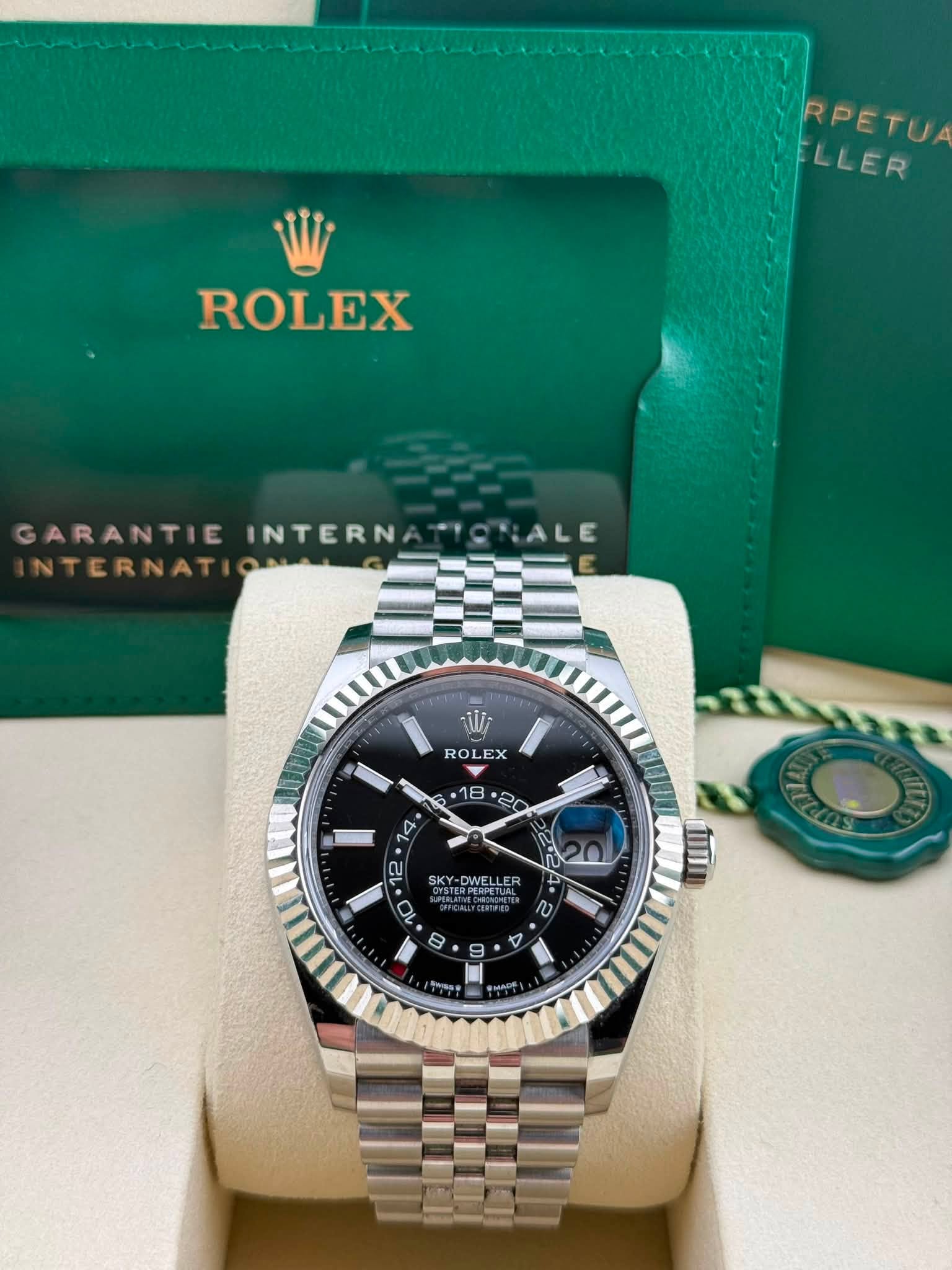 May be an image of wrist watch and text that says 'RPETUA LLER ROLEX GARANTIE NTERNAT NTERN NTERNATIGNALE TIOTALE Wi ROLEX X ROL SKY DWELL EM 10 10 လ B . פעקדי မ Xe'