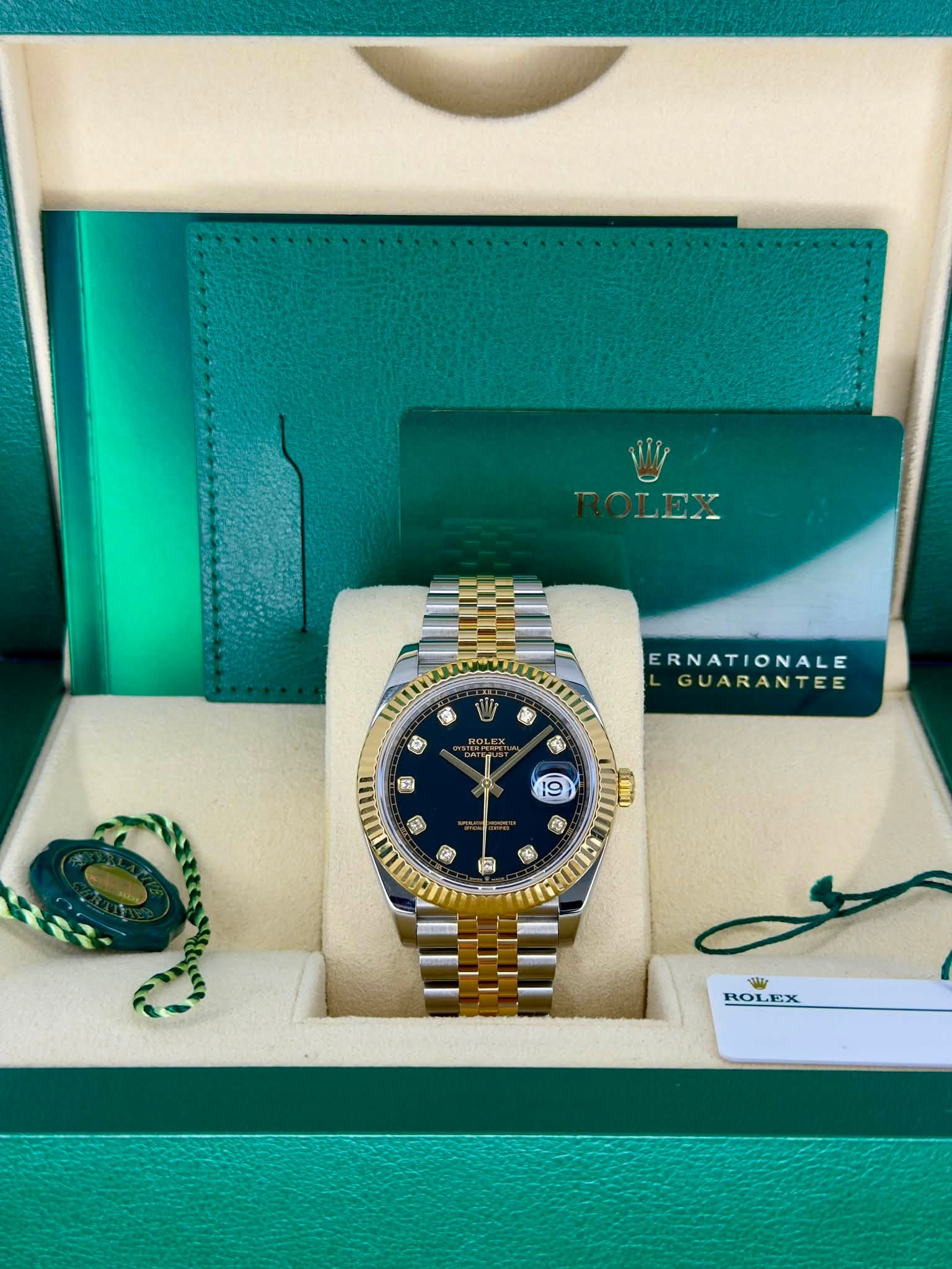 May be an image of wrist watch and text that says 'Tis จำ ERNATIONALE GUARANTEE GTPE 幸 ER G בממלז C O ತ 시 31 ROLEX EX ROL'