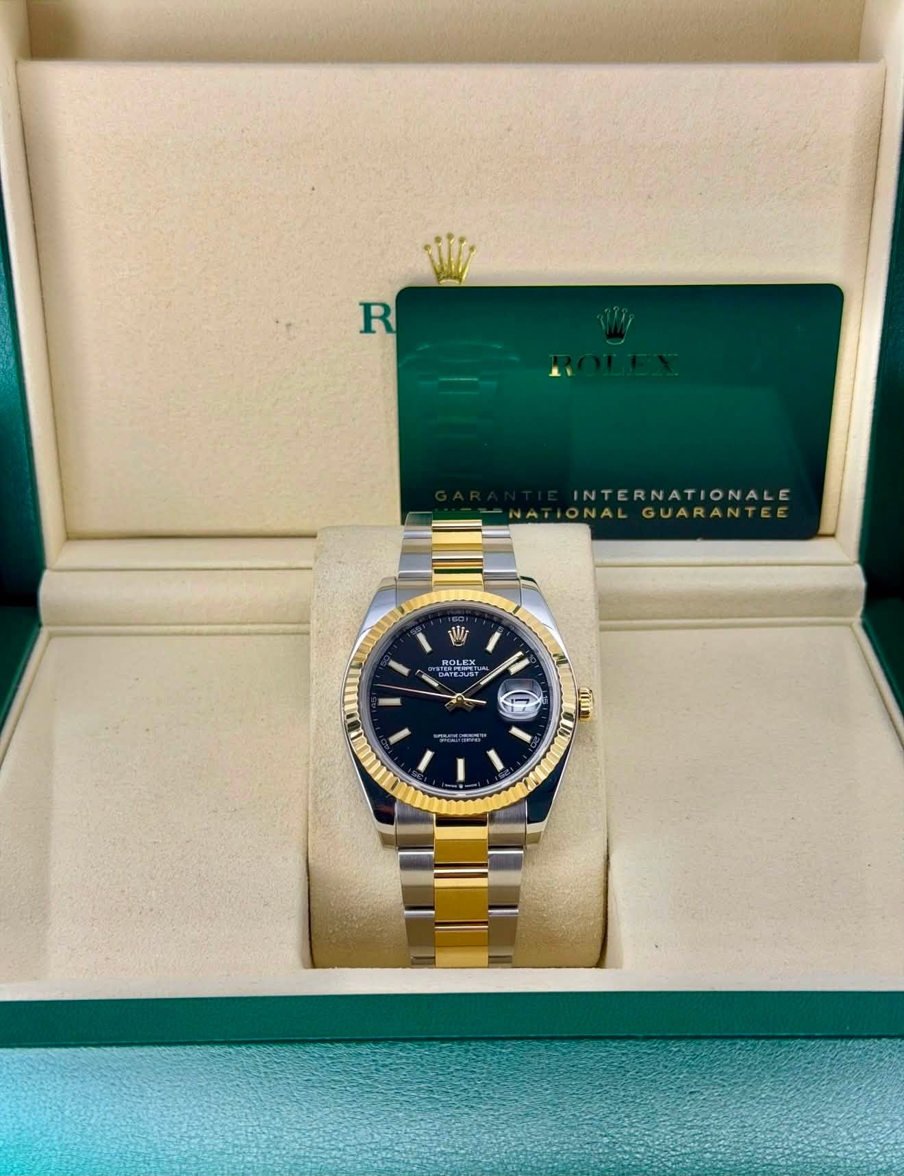 May be an image of wrist watch and text that says 'R R NTERNATIONALE GUARANTEE ANTEE GUARA WI NG DATES TPEUSA HAPESTA HOLEX ភរវ'