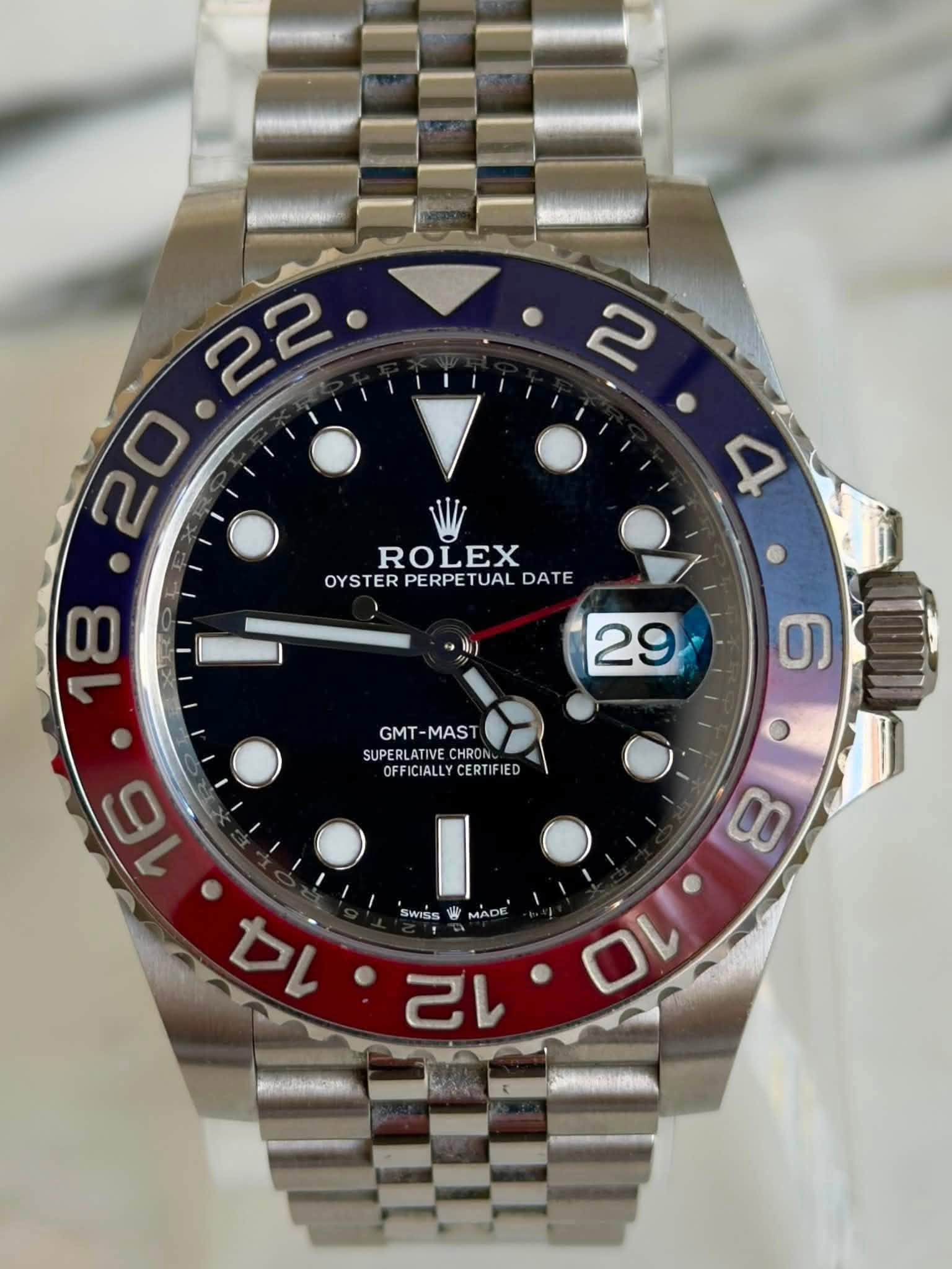 May be an image of wrist watch and text that says '2 4 ROLEX OYSTERPERPETU OYSTERPERPETUALDATE TUAL DATE OYSTER PERPE 29 00 ത GMT- MAST SUPERLATIVE SUPERLATIVE.CHRONC HRO…
