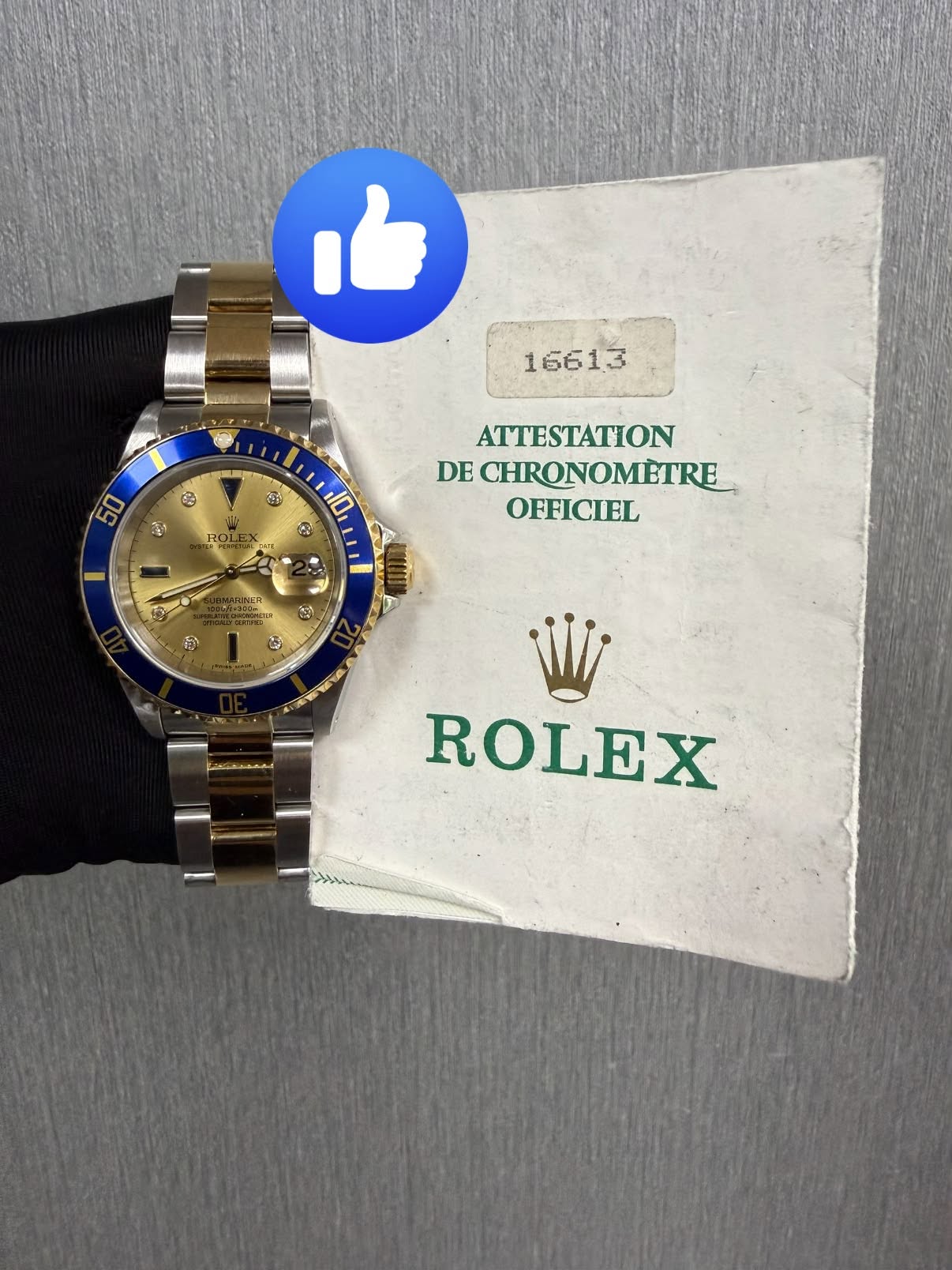 May be an image of wrist watch and text that says ' RO 0 ATTESTATION DE CHRONOMETRE OFFICIEL む) ROLEX'