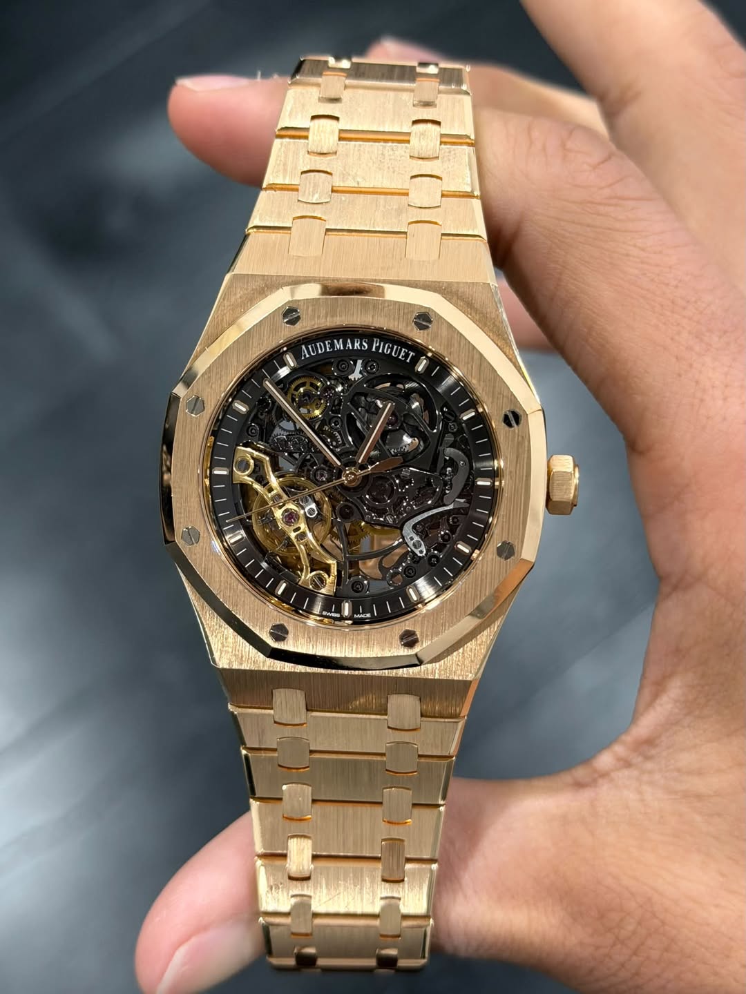 May be an image of wrist watch and text that says 'AUDEMARS AVDEMARSPIG AUDE MARS PIGUET 0 I 谷る o! i'