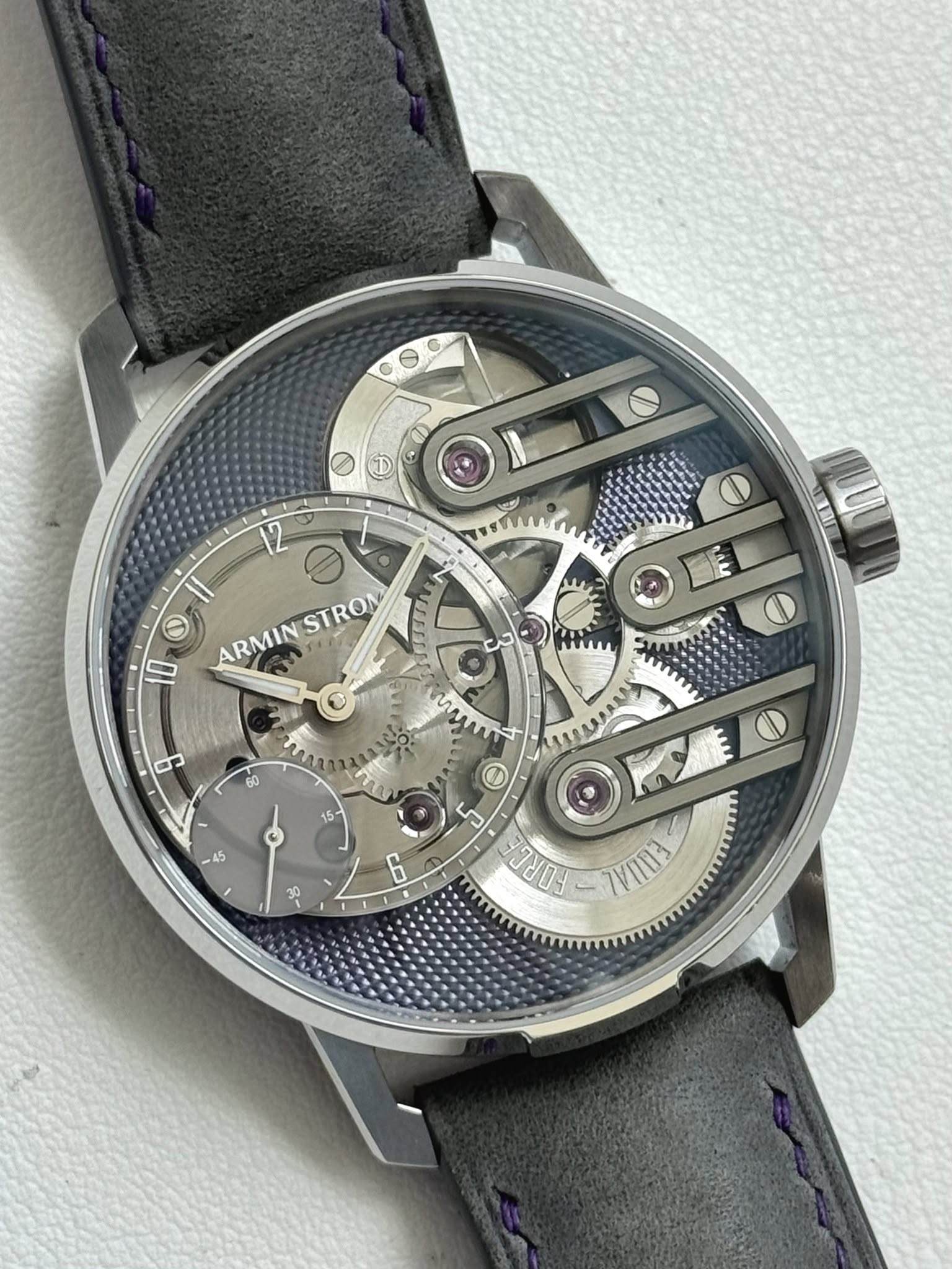 May be an image of wrist watch and text that says '١ل mi 12 EN O STRON 10 ARMINS ARMINSTRON S บรรรภ L W 中業設行 c J Θ 5 FORC P QUA'