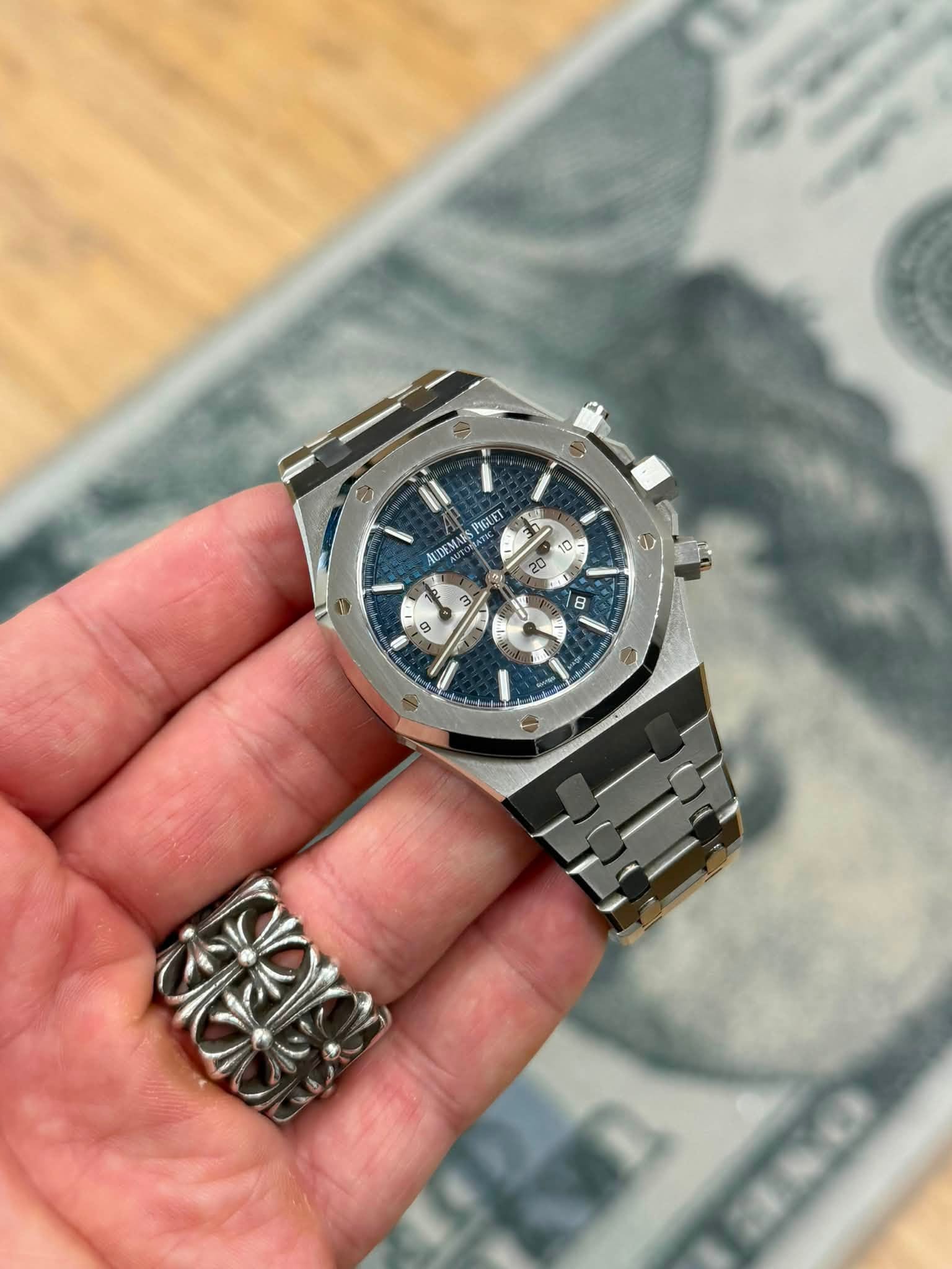 May be an image of wrist watch and text that says 'R PICER IUDEMARS N 20 ATIC ALDI BU 10 N 0 3 y 8 9 9 B'